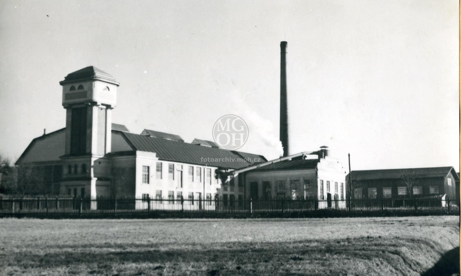 Fotografie - Továrna u nádr.