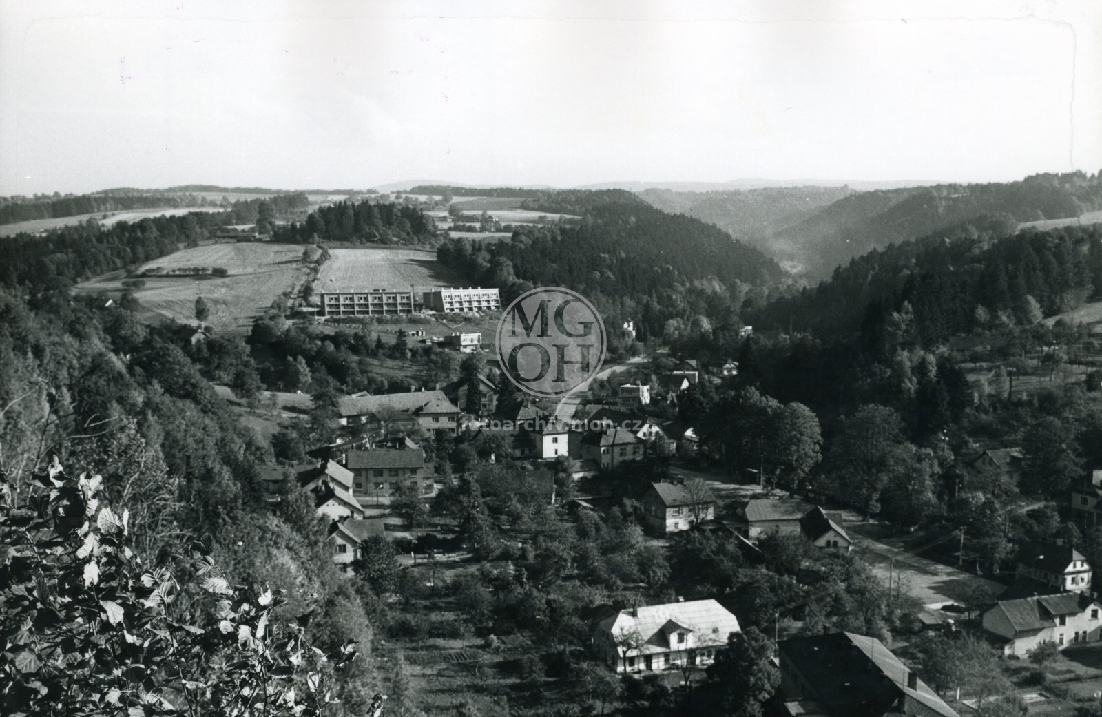 Fotografie - Pohled na obec z hradního kopce