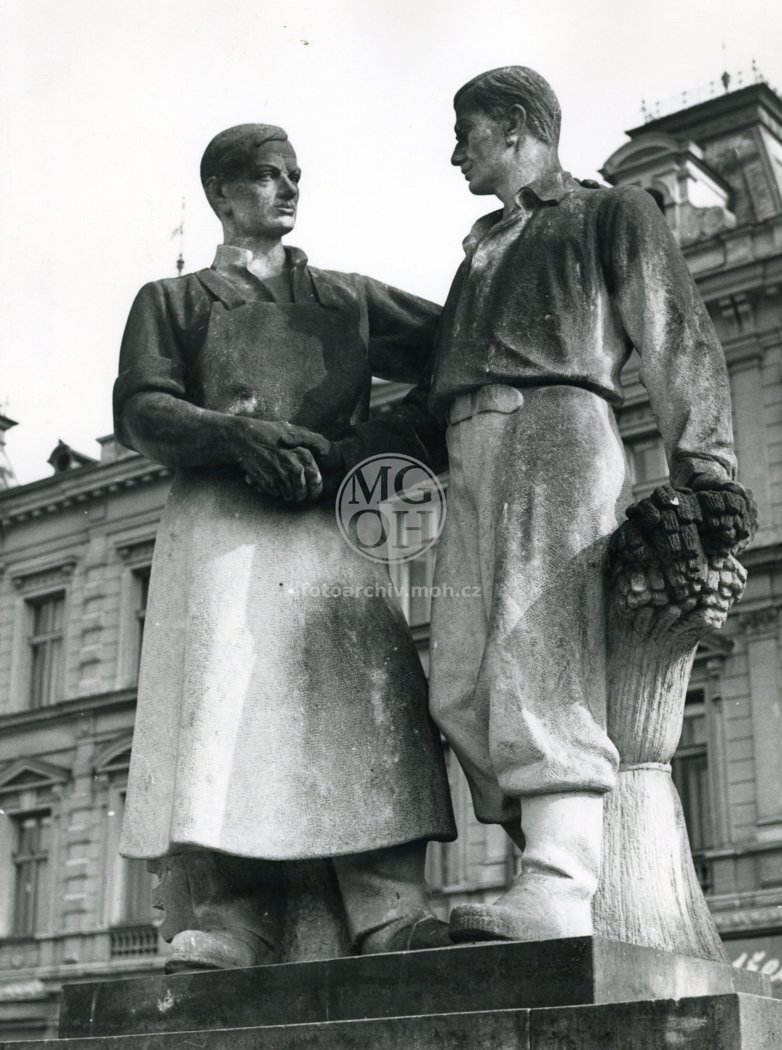 Fotografie - Sousoší sbratření dělníků a rolníků