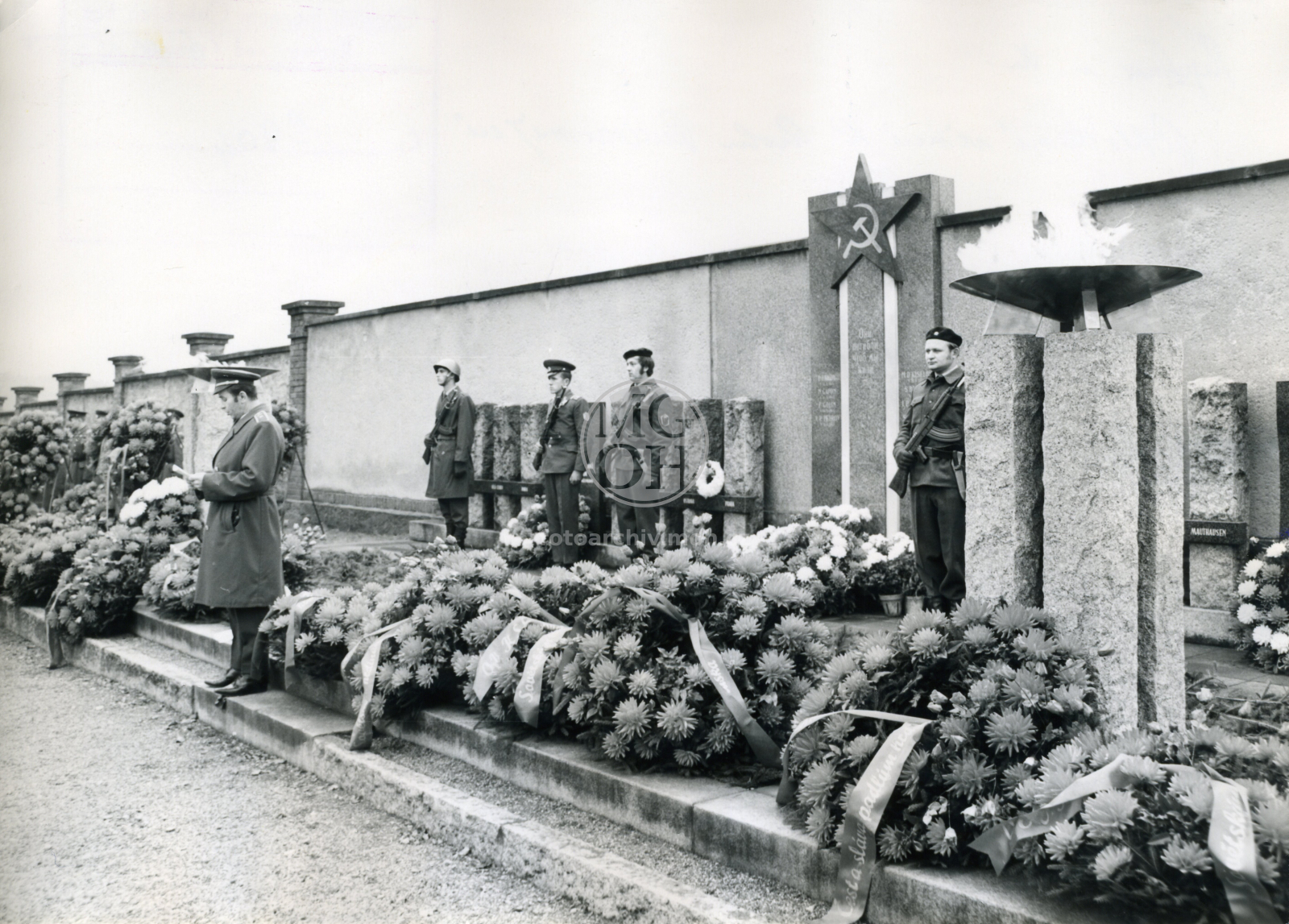 Fotografie - Pokládání věnců - projevy, střídání stráží