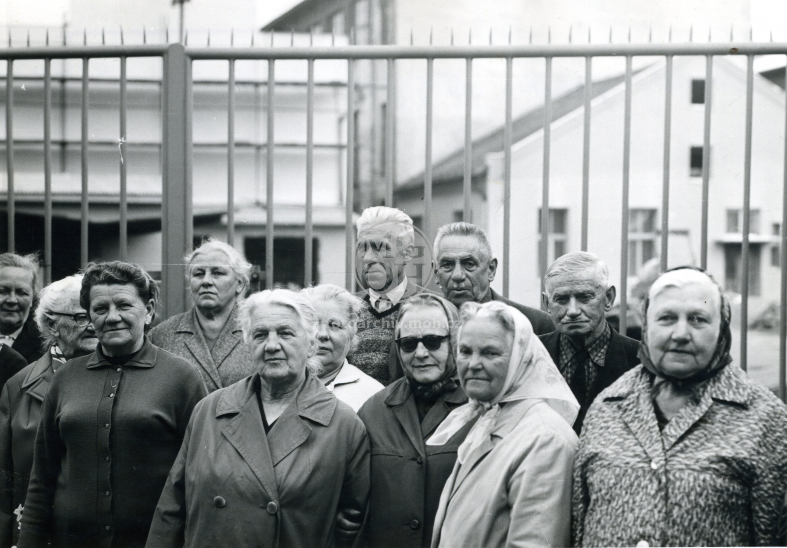 Fotografie - Pamětníci stávky textiláků před branou textilky