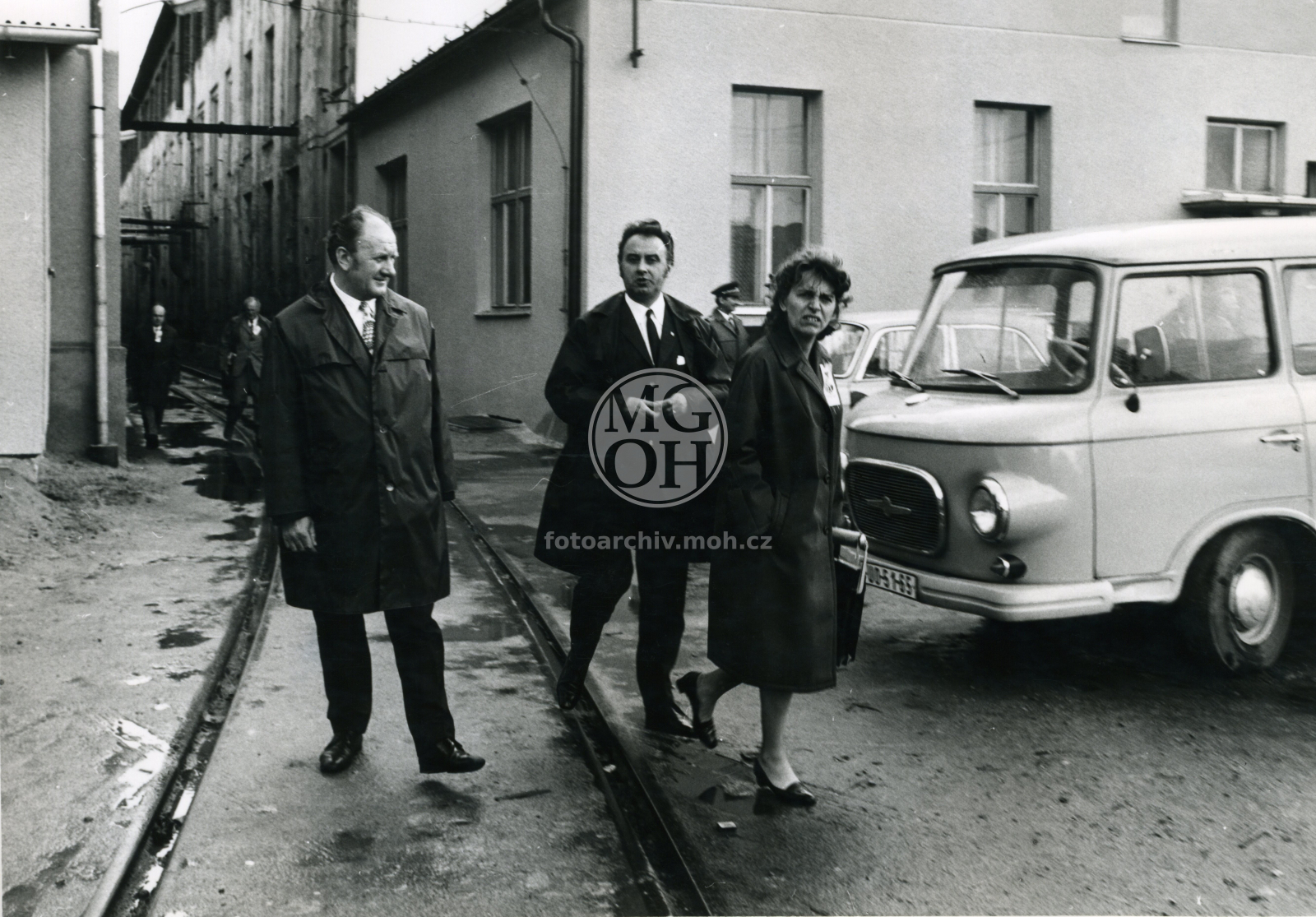 Fotografie - S. Rázl při prohlídce Perly n. p.