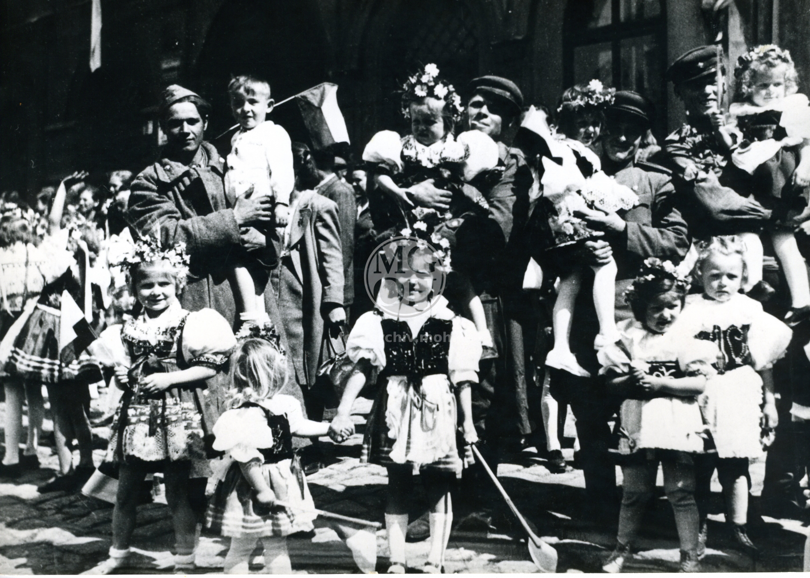 Fotografie - Rudoarmějci s dětmi