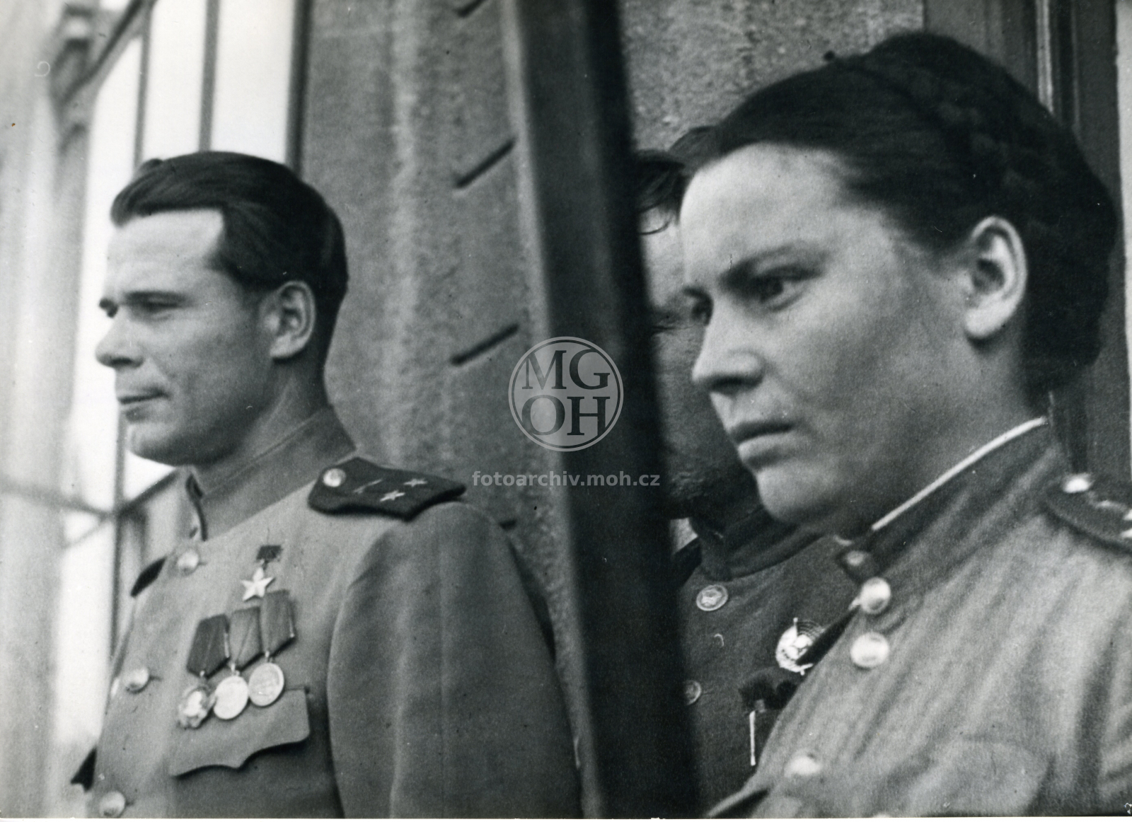 Fotografie - Sovětští vojáci na balkoně radnice