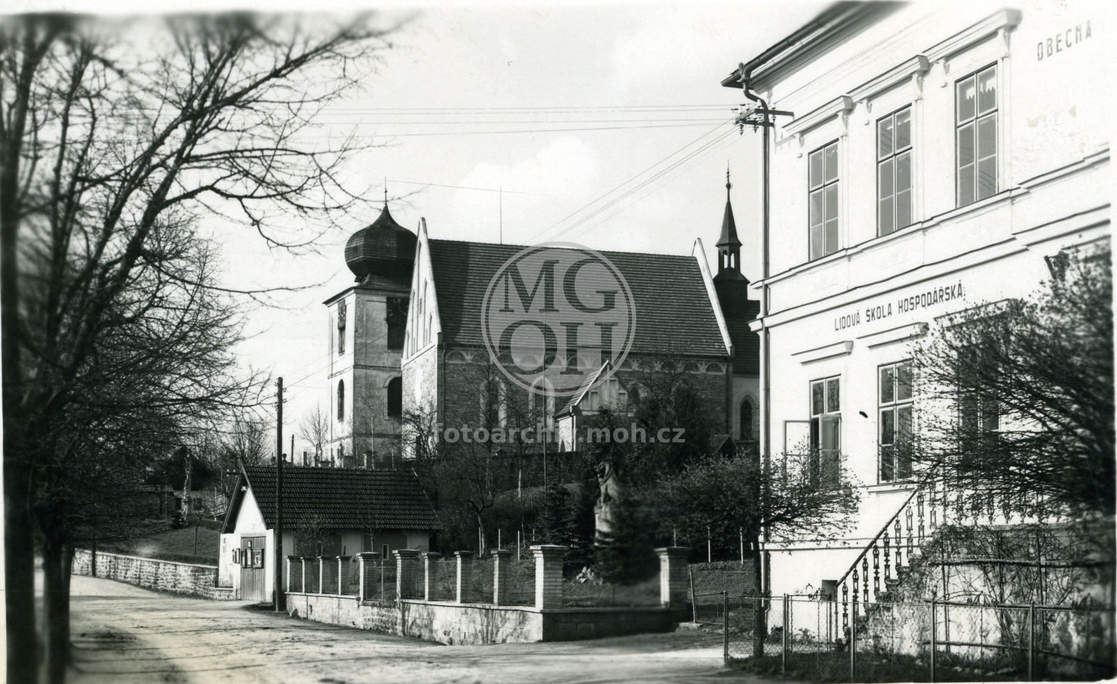 Fotografie - Kostel a škola