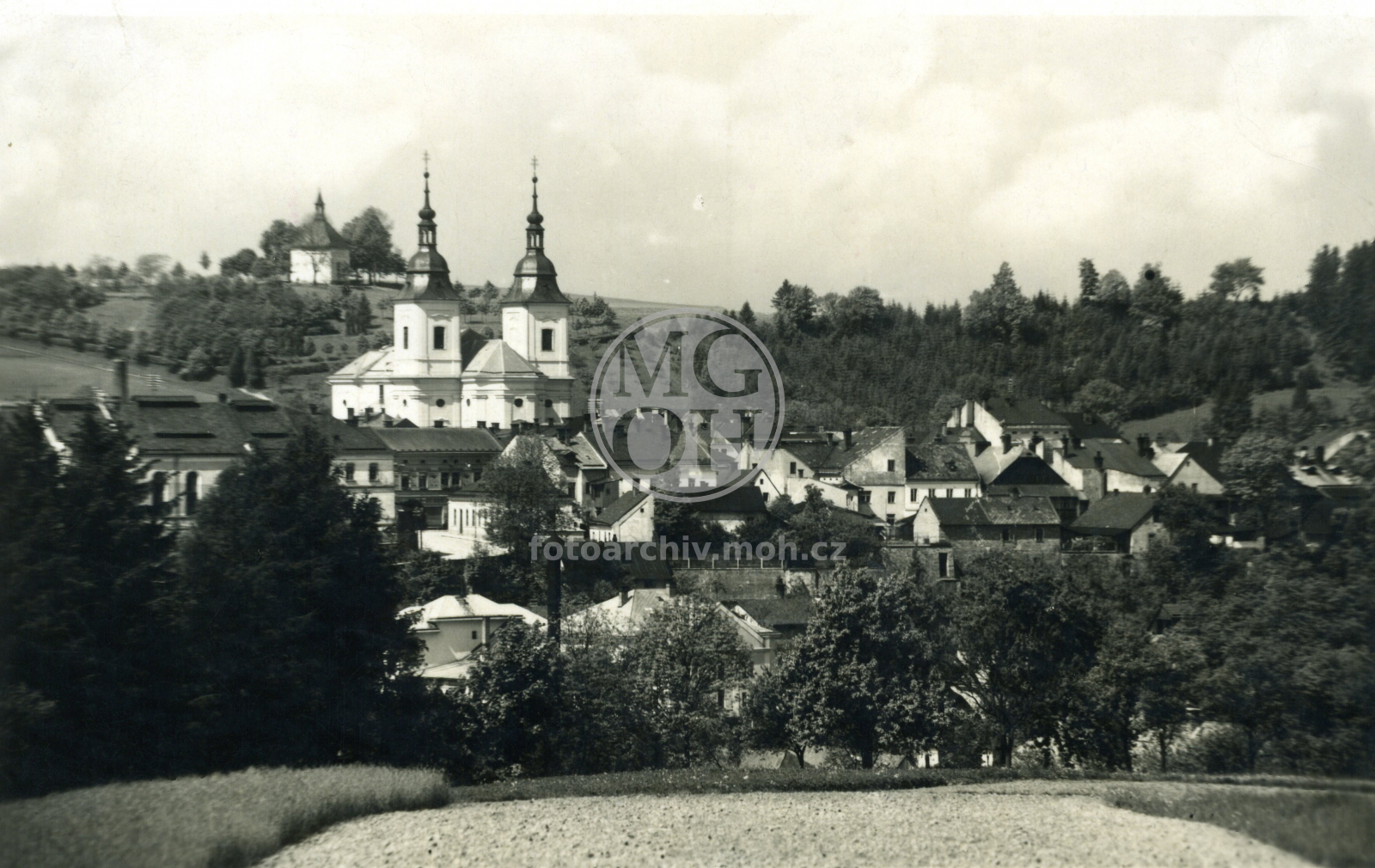 Fotografie - Pohled na kostel a Rozálku