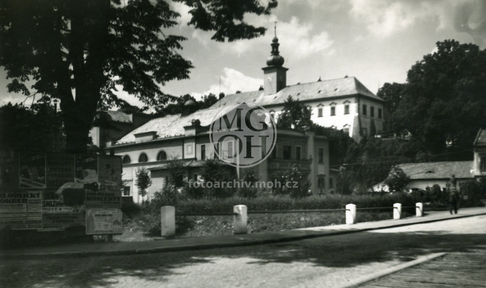 Fotografie - Pohled na divadlo a zámek