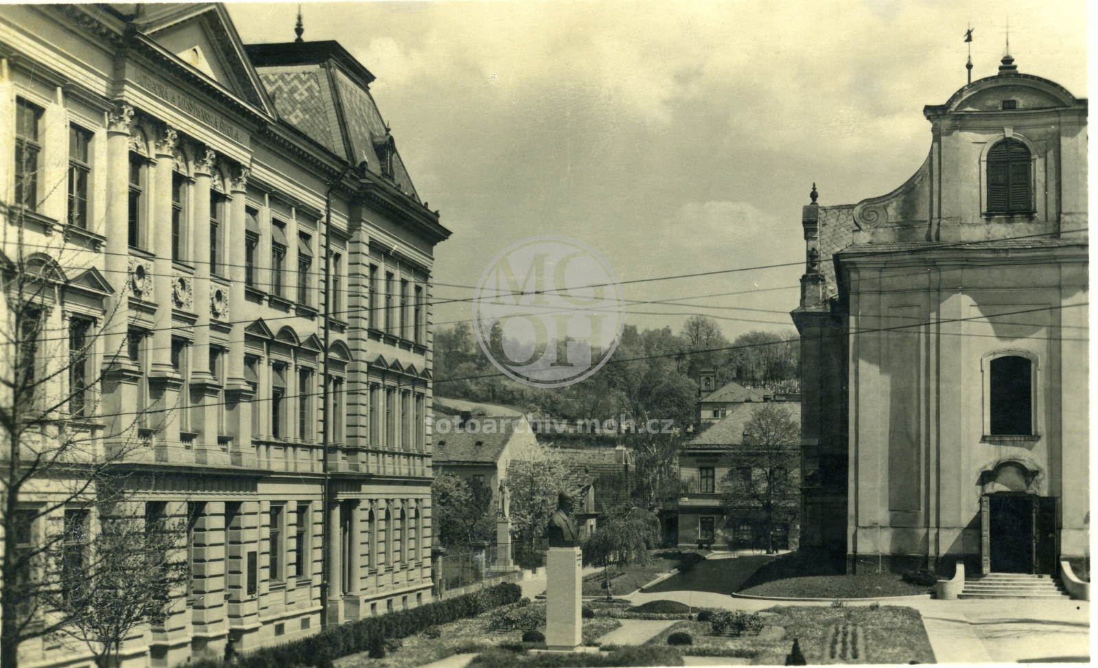 Fotografie - Škola a kostel