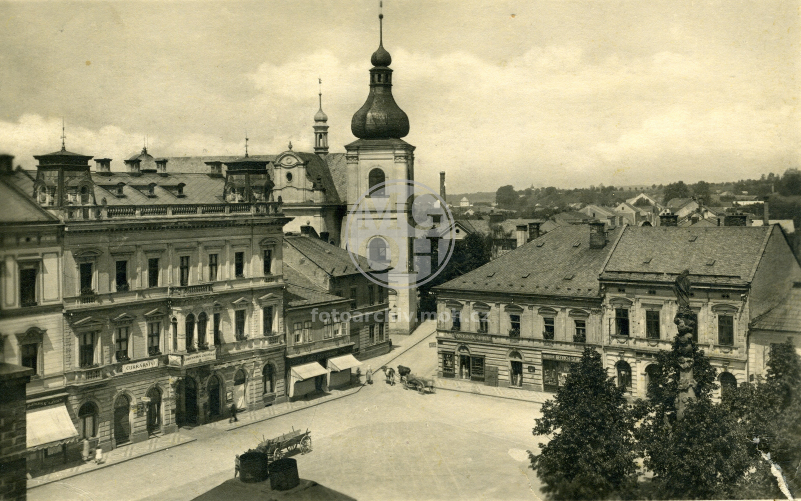 Fotografie - Část náměstí a kostel sv. Františka Serafínského