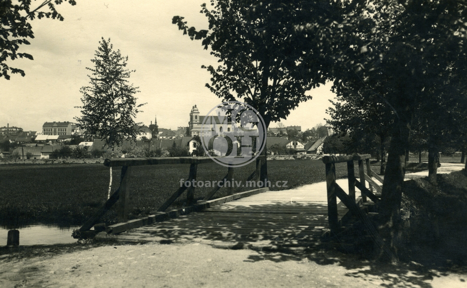 Fotografie - Pohled na město od řeky (část města "Na Morávce")