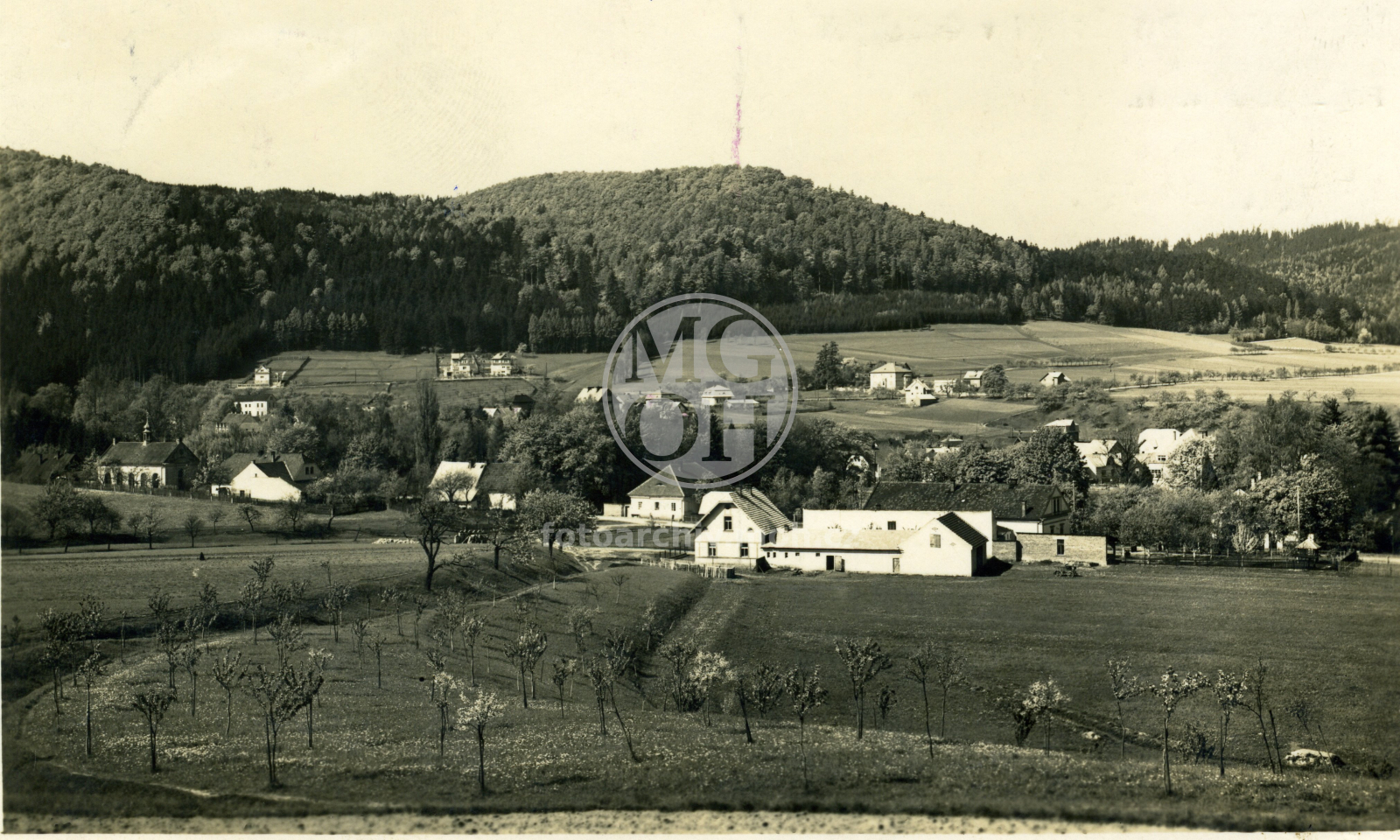 Fotografie - Pohled od dřevěného mostu