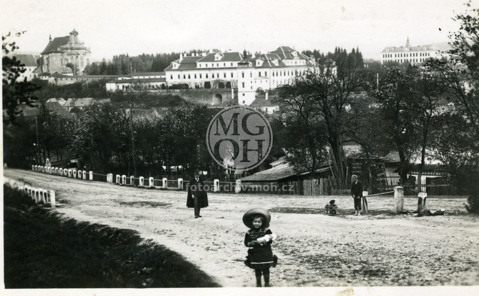 Fotografie - Pohled na zámek od židovského hřbitova