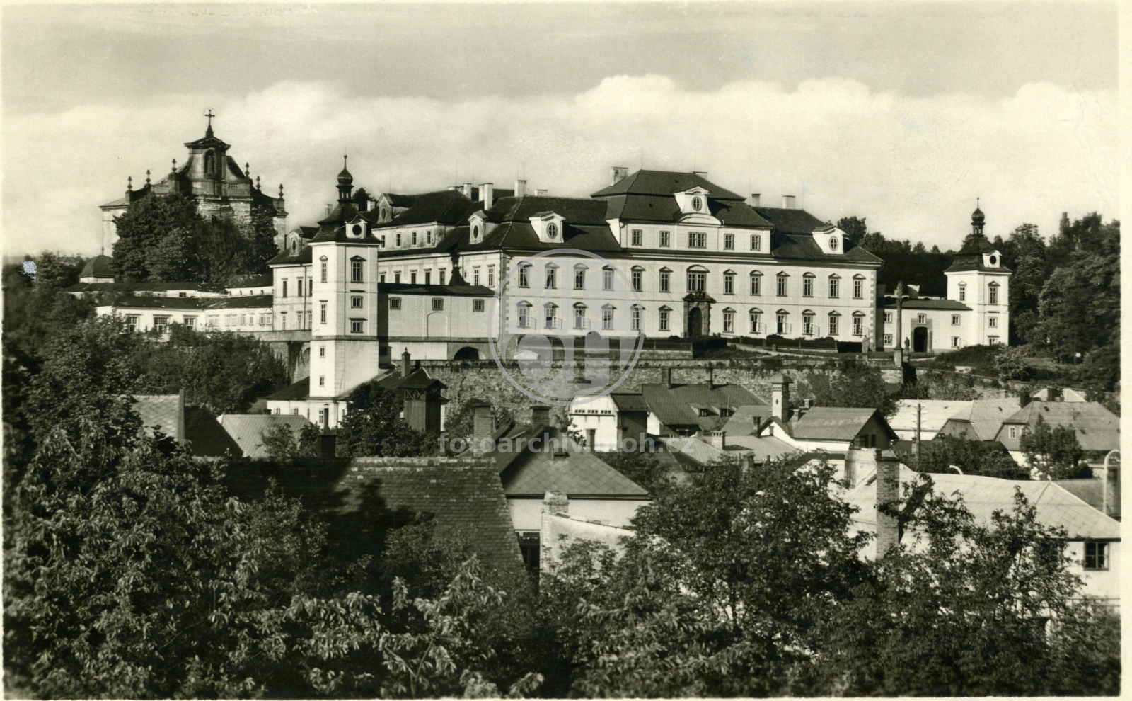 Fotografie - Pohled na zámek a kostel Nejsvětější Trojice