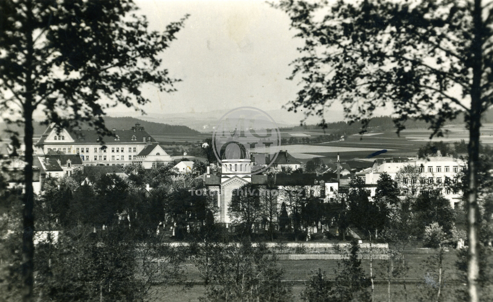 Fotografie - Pohled na část města (gymnázium, kaple Proměnění Páně, okresní úřad)
