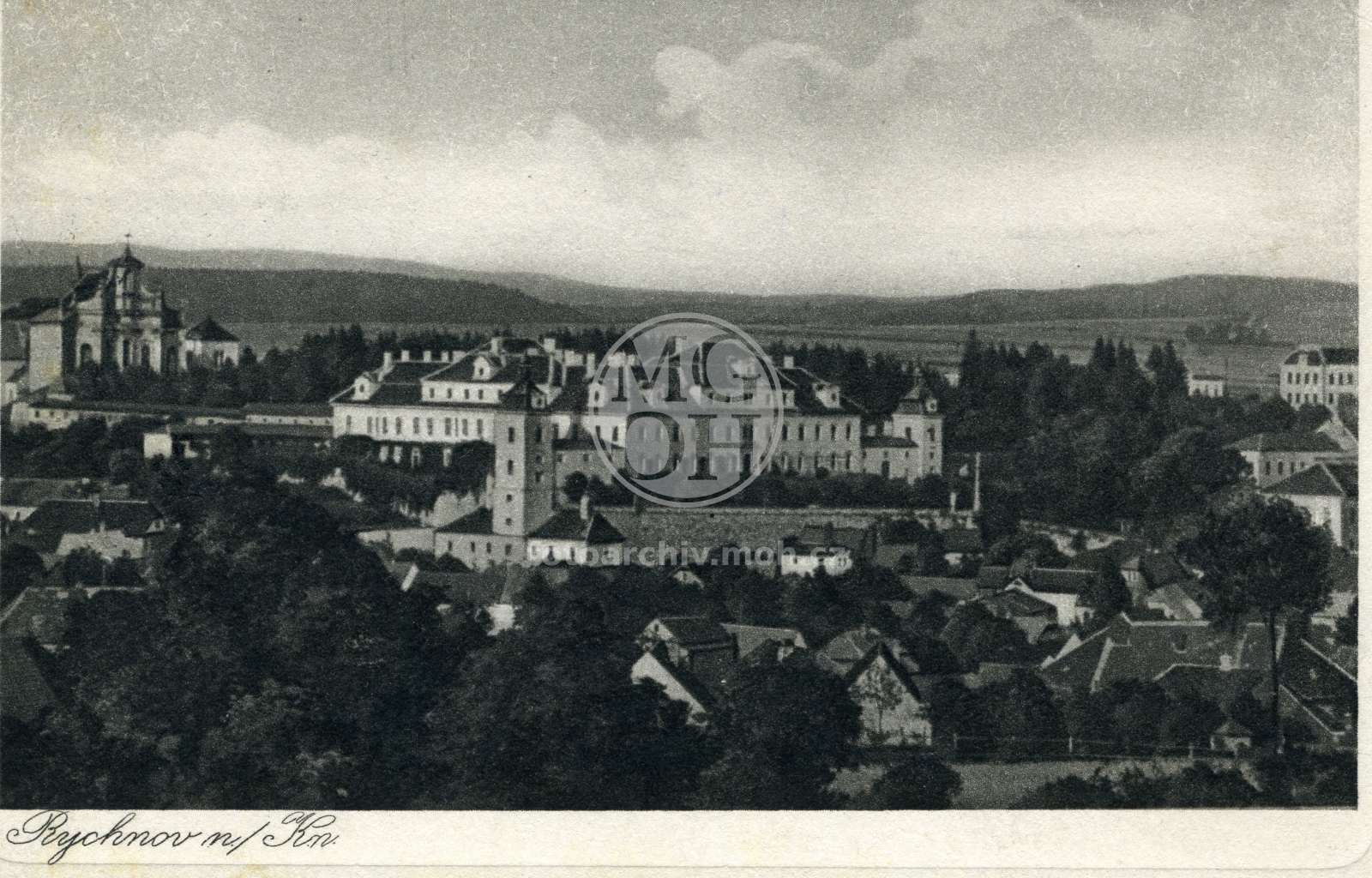 Fotografie - Pohled na zámek a kostel Nejsvětější Trojice