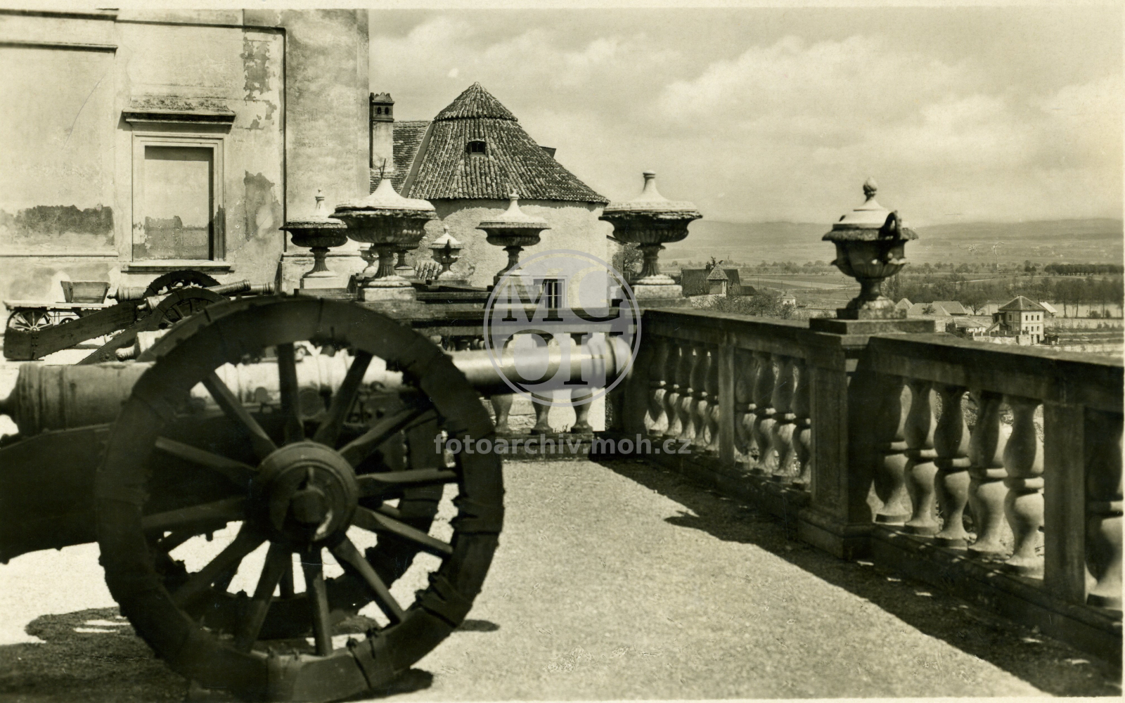 Fotografie - Děla na nádvoří zámku