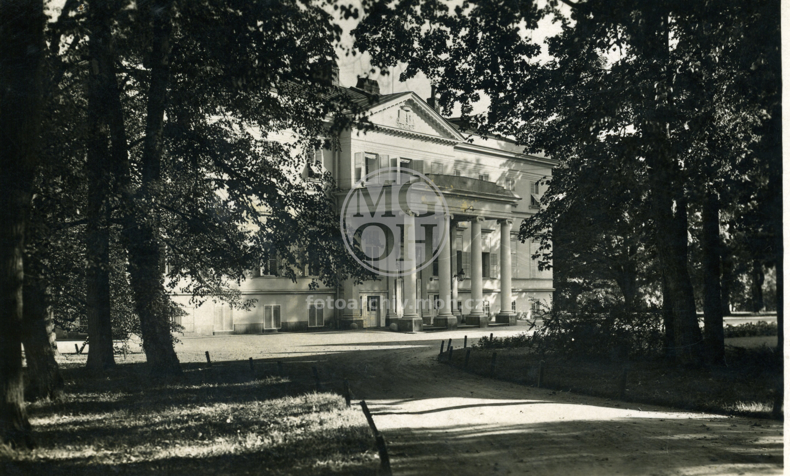 Fotografie - Nový zámek - pohled od severozápadu (hlavní vchod)