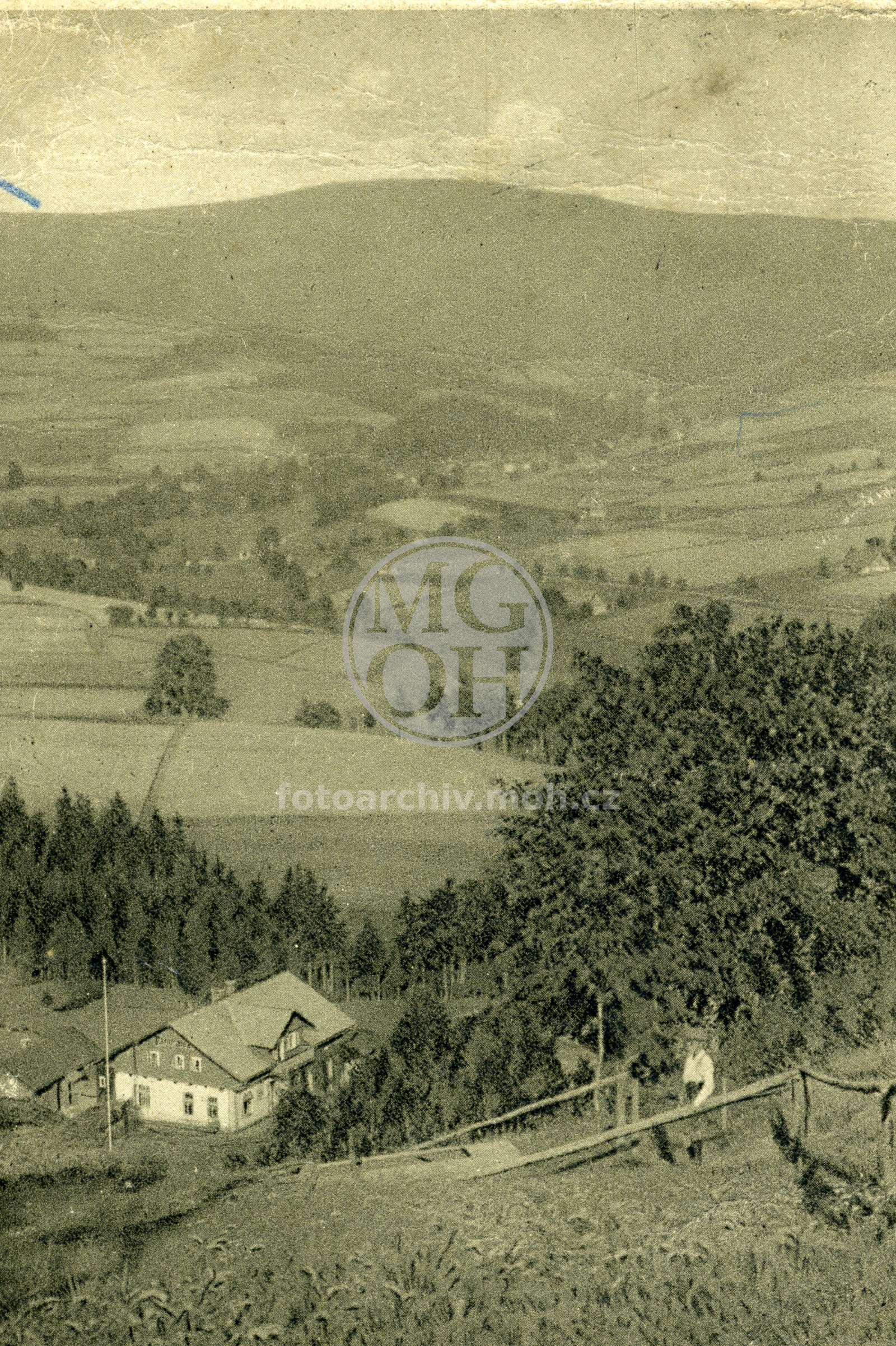 Fotografie - Horská bouda Panoráma, v pozadí Zákoutí a Velká Deštná