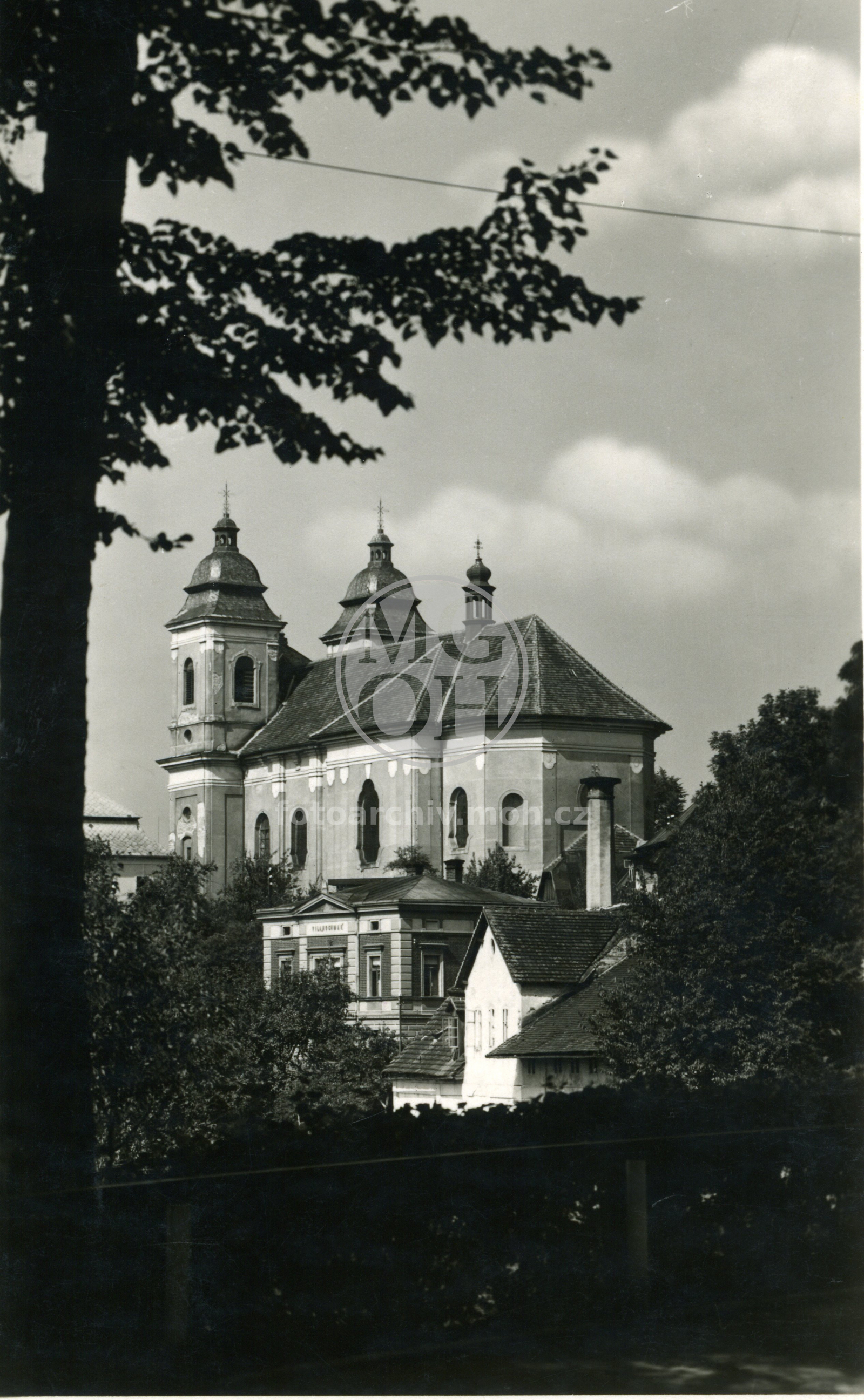 Fotografie - Pohled na kostel sv. Jiří a Žofiiny lázně