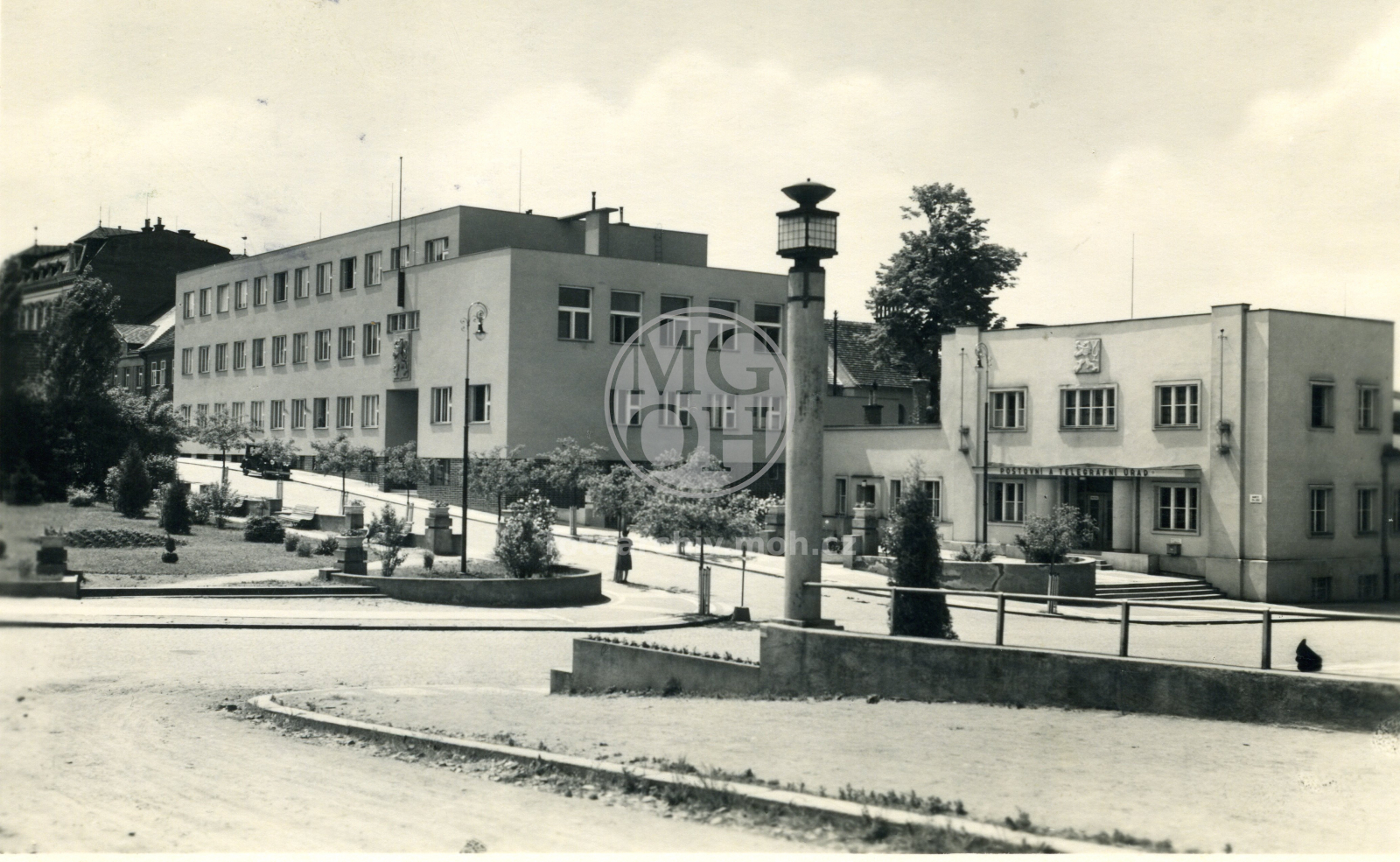 Fotografie - Pohled od sokolovny na budovu Státních úřadů a Poštovní a telegrafní úřad