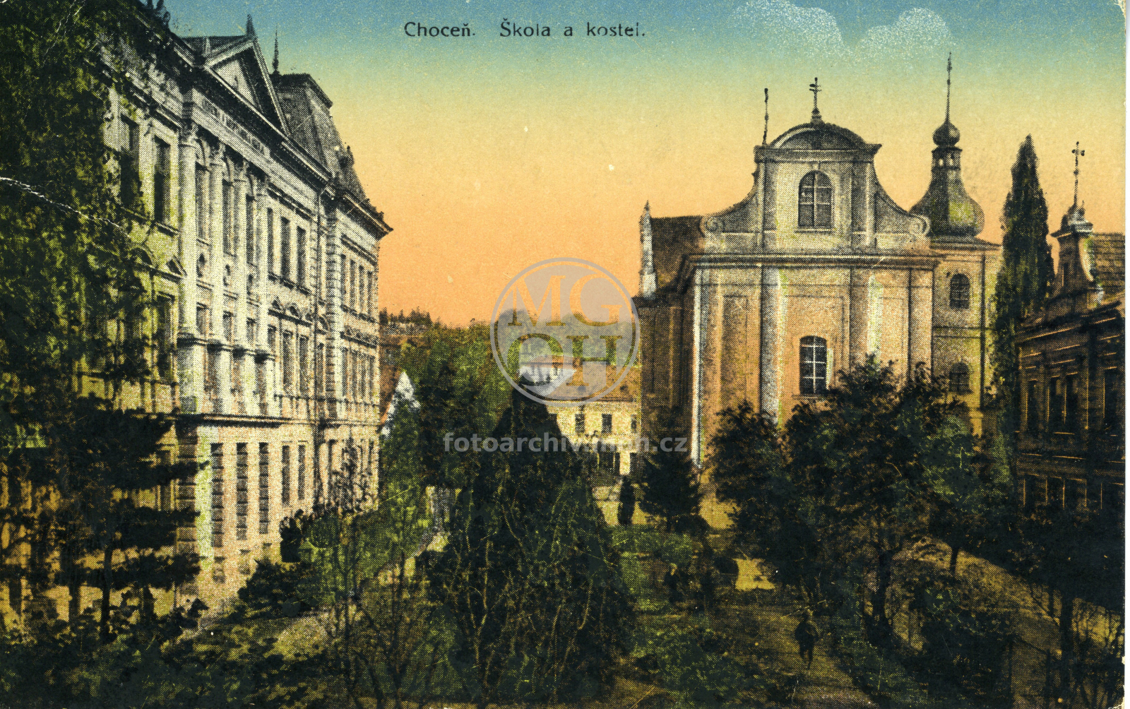 Fotografie - Škola a kostel