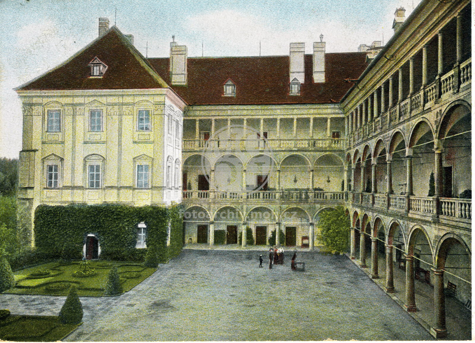 Fotografie - Zámecké nádvoří