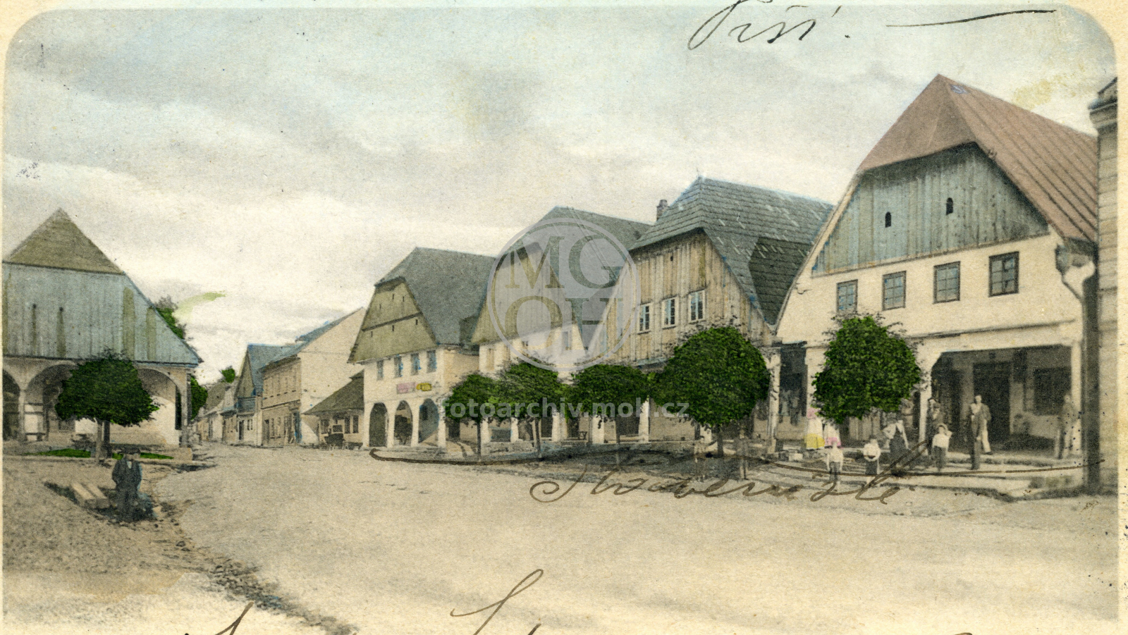 Fotografie - Náměstí - podsíňové domy v jeho jihovýchodní části (výjezd z náměstí směr Žamberk)