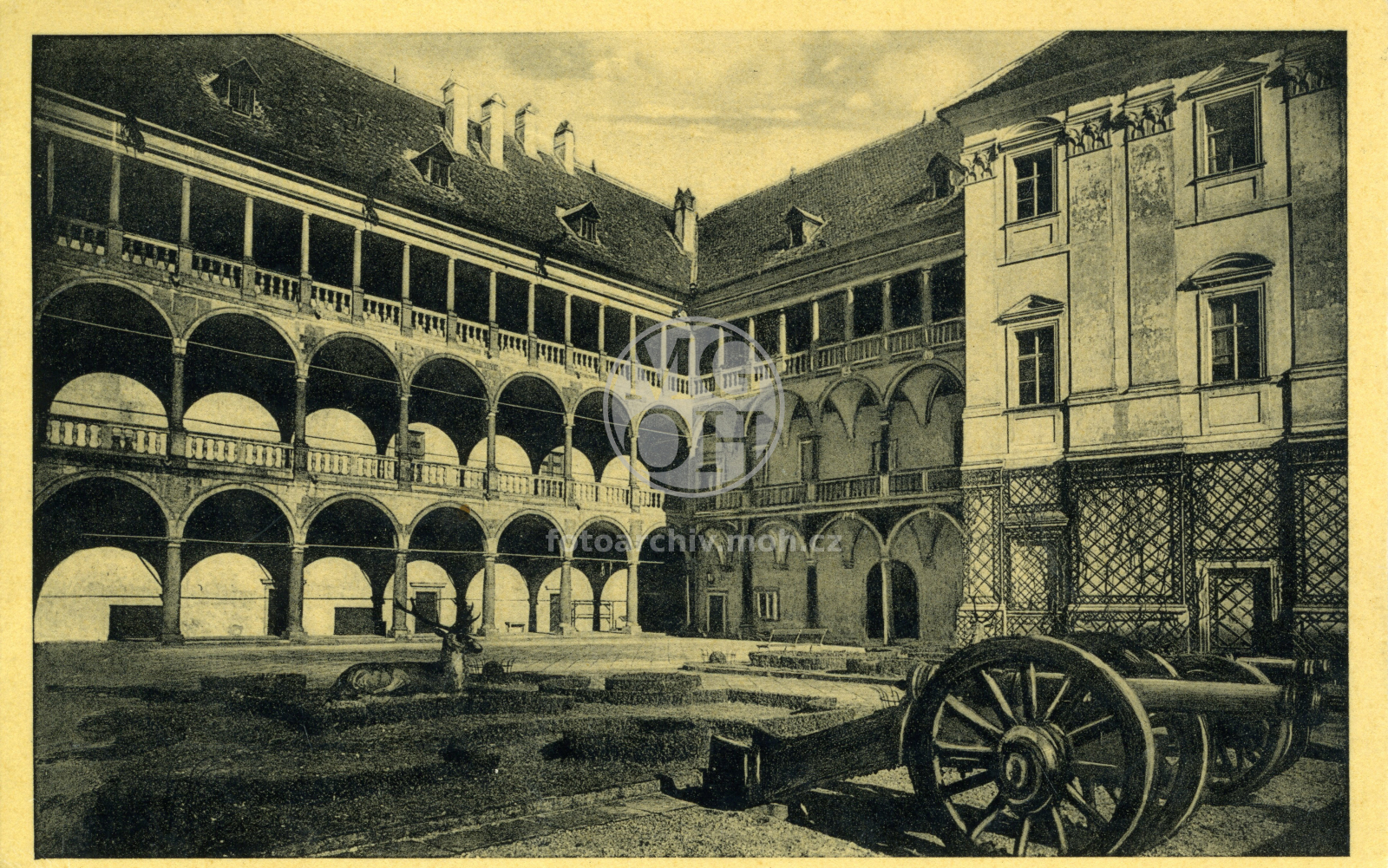 Fotografie - Zámecké nádvoří