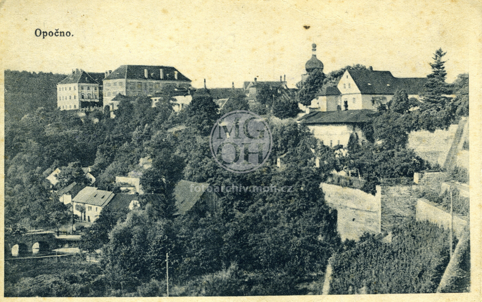 Fotografie - Pohled na zámek a domky pod zámkem