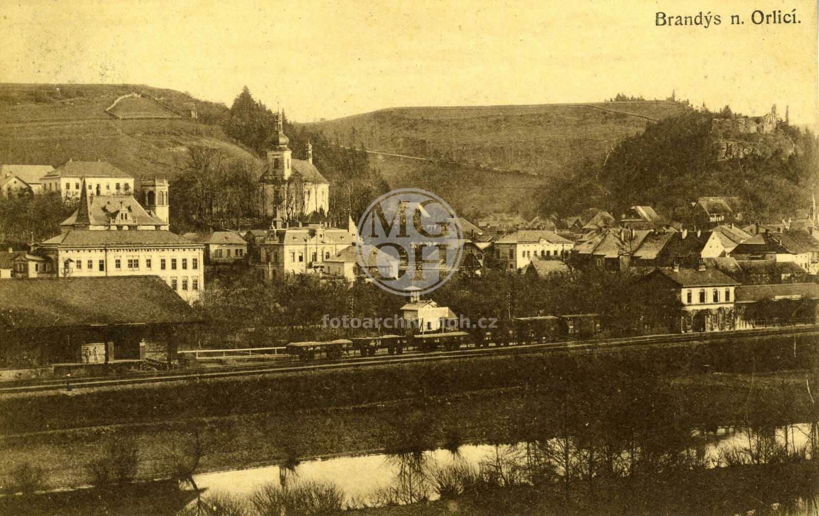 Fotografie - Pohled na část města (s nádražím?)