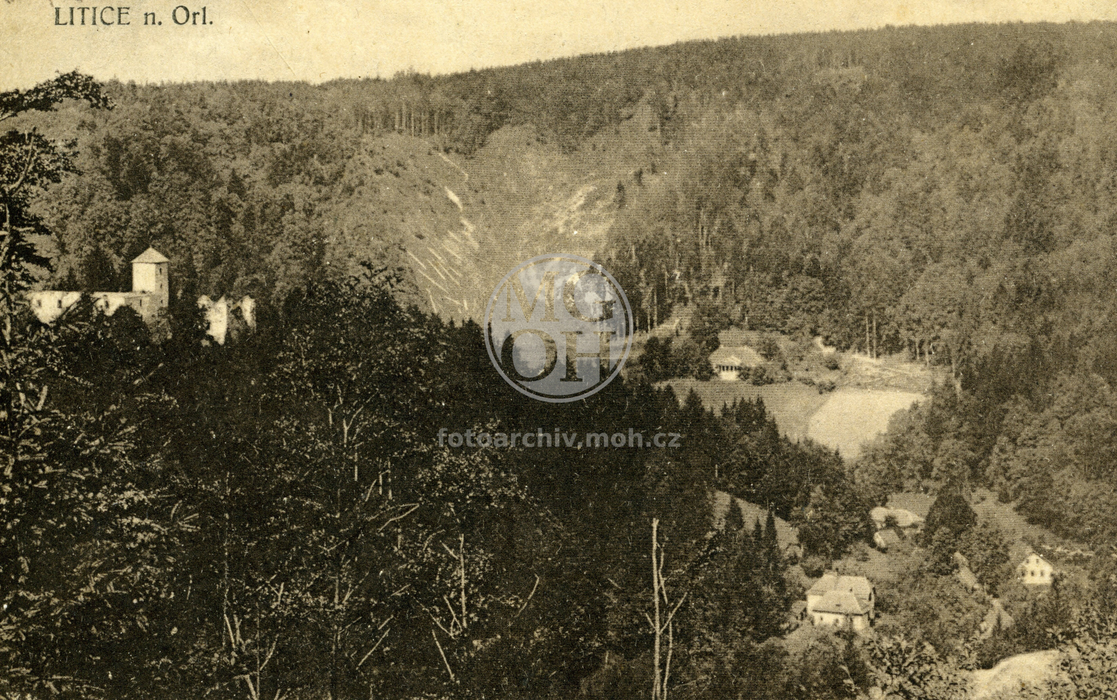 Fotografie - Pohled na hrad a údolí pod ním