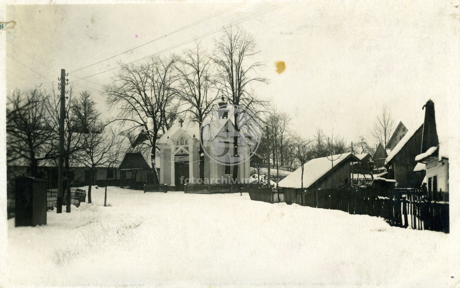 Fotografie - Zimní pohled na část obce s kapličkou