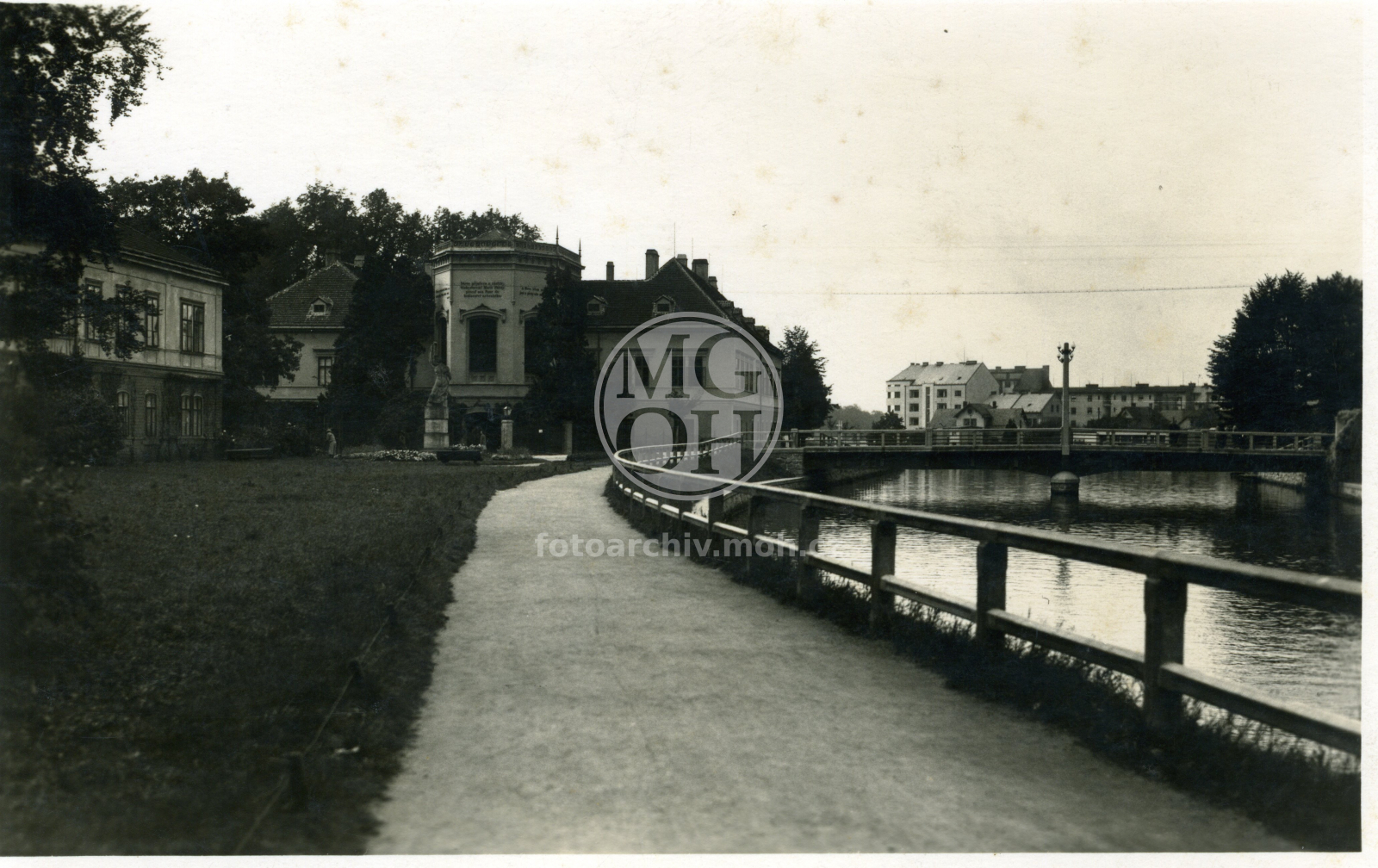 Fotografie - Nábřeží Tiché Orlice u zámku