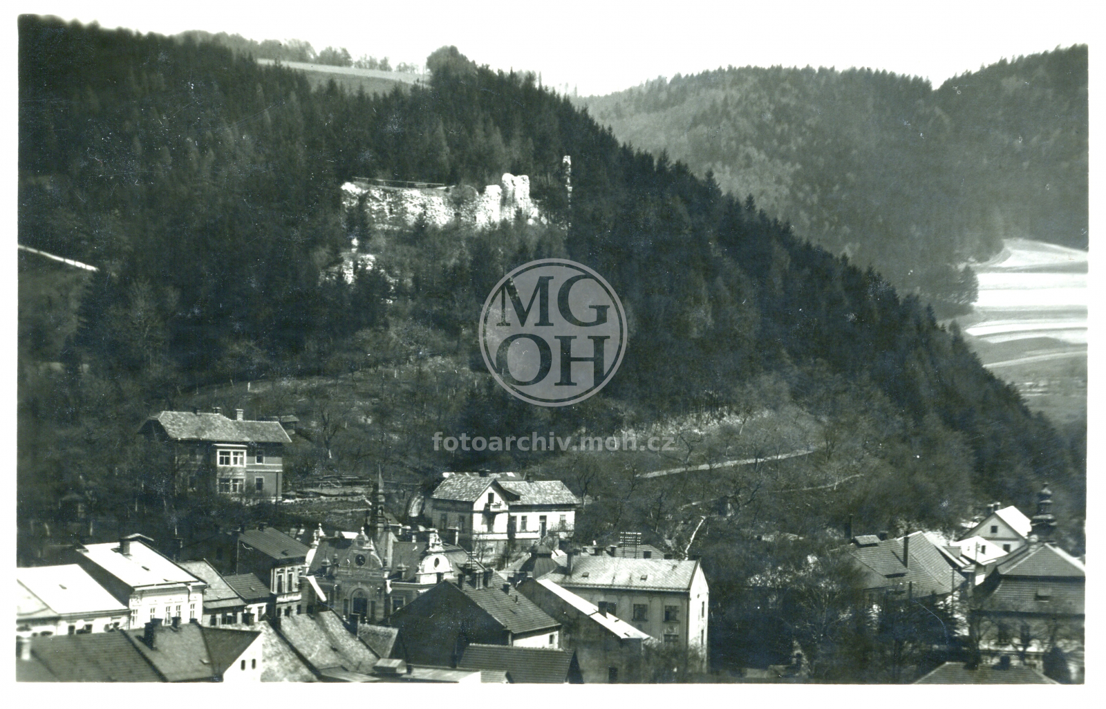 Fotografie - Pohled na část města a zříceniny gotického hradu