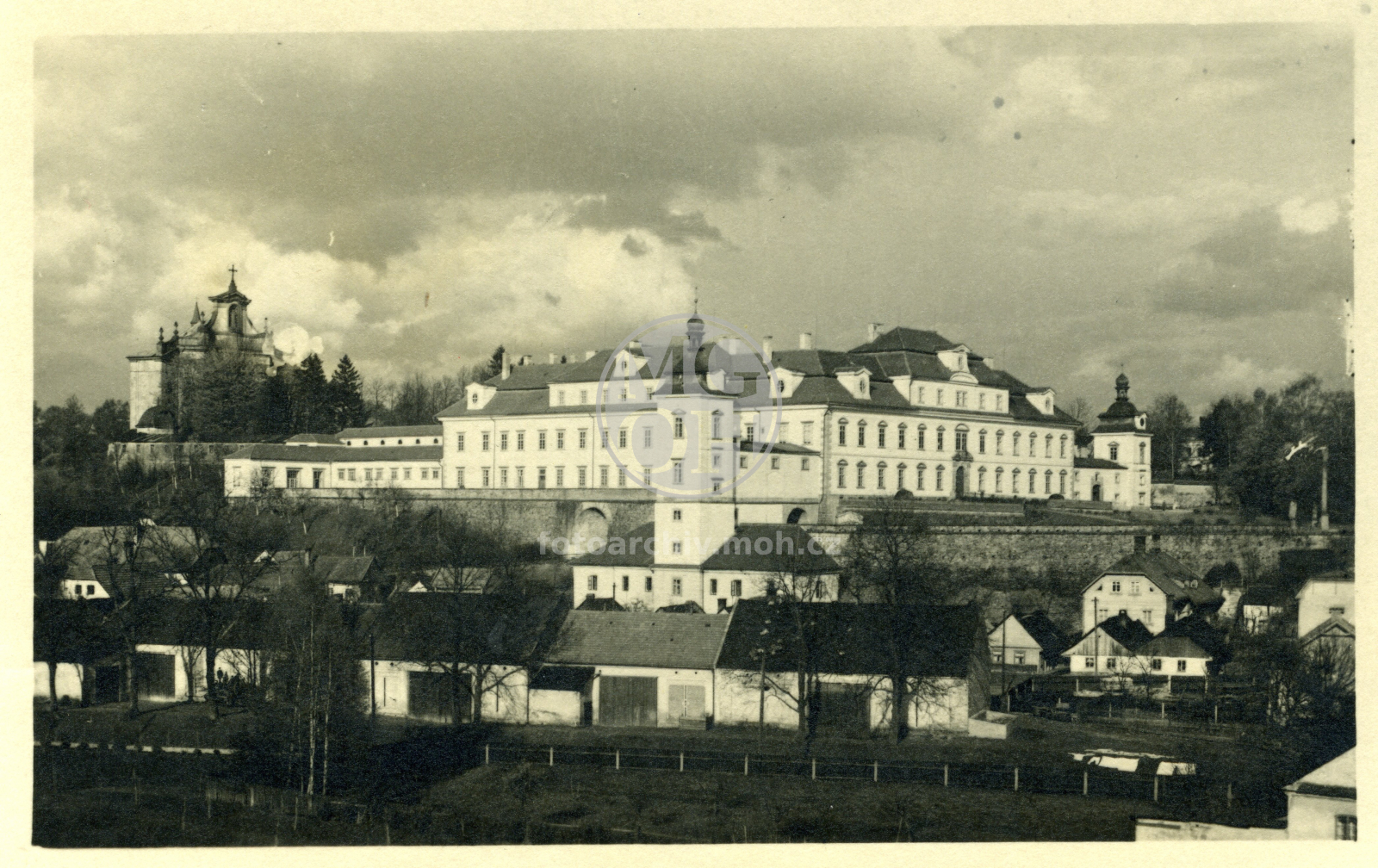 Fotografie - Pohled na zámek a Chaloupky
