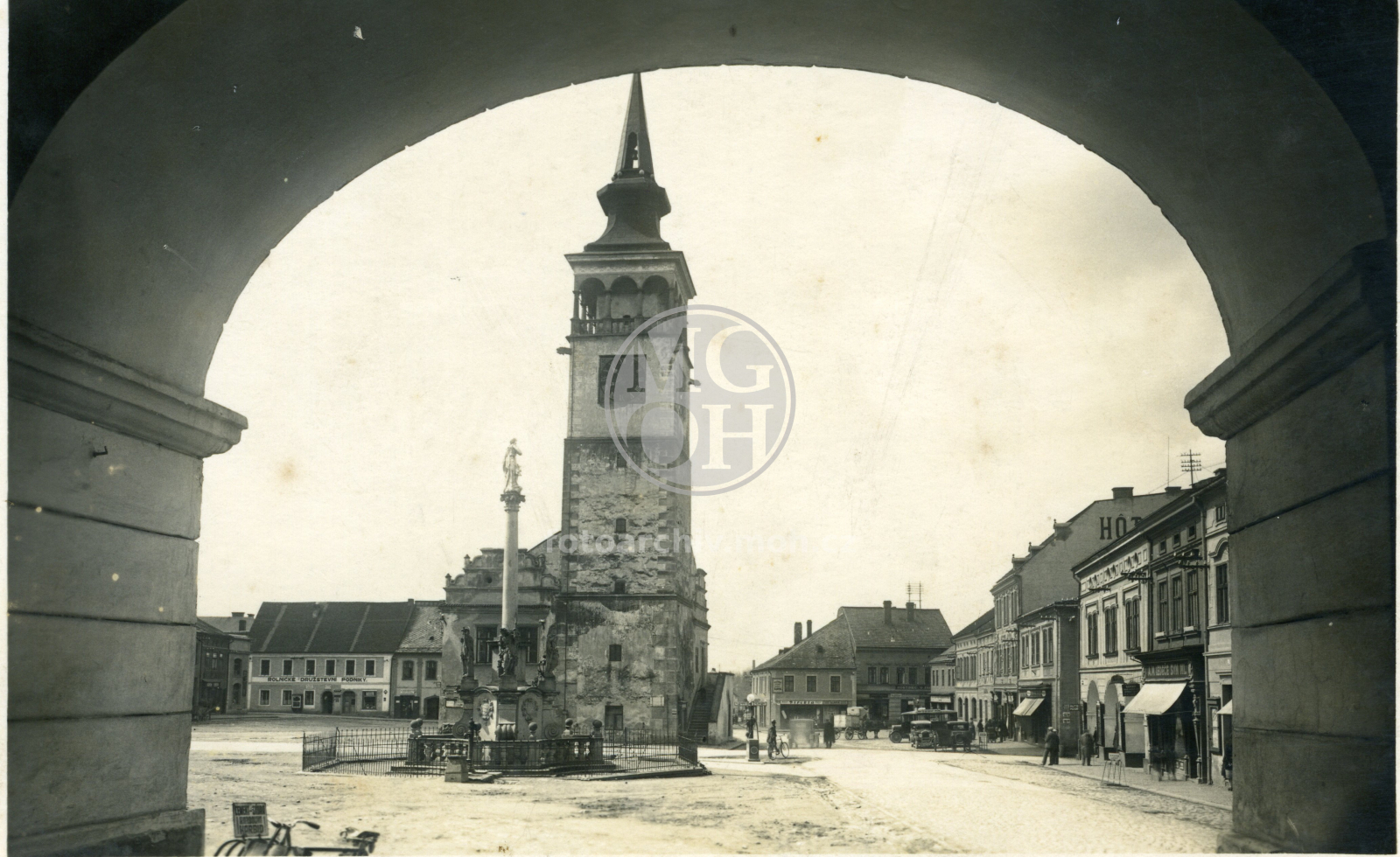 Fotografie - Náměstí, pohled z podloubí na severní části náměstí na Mariánský sloup a radnici