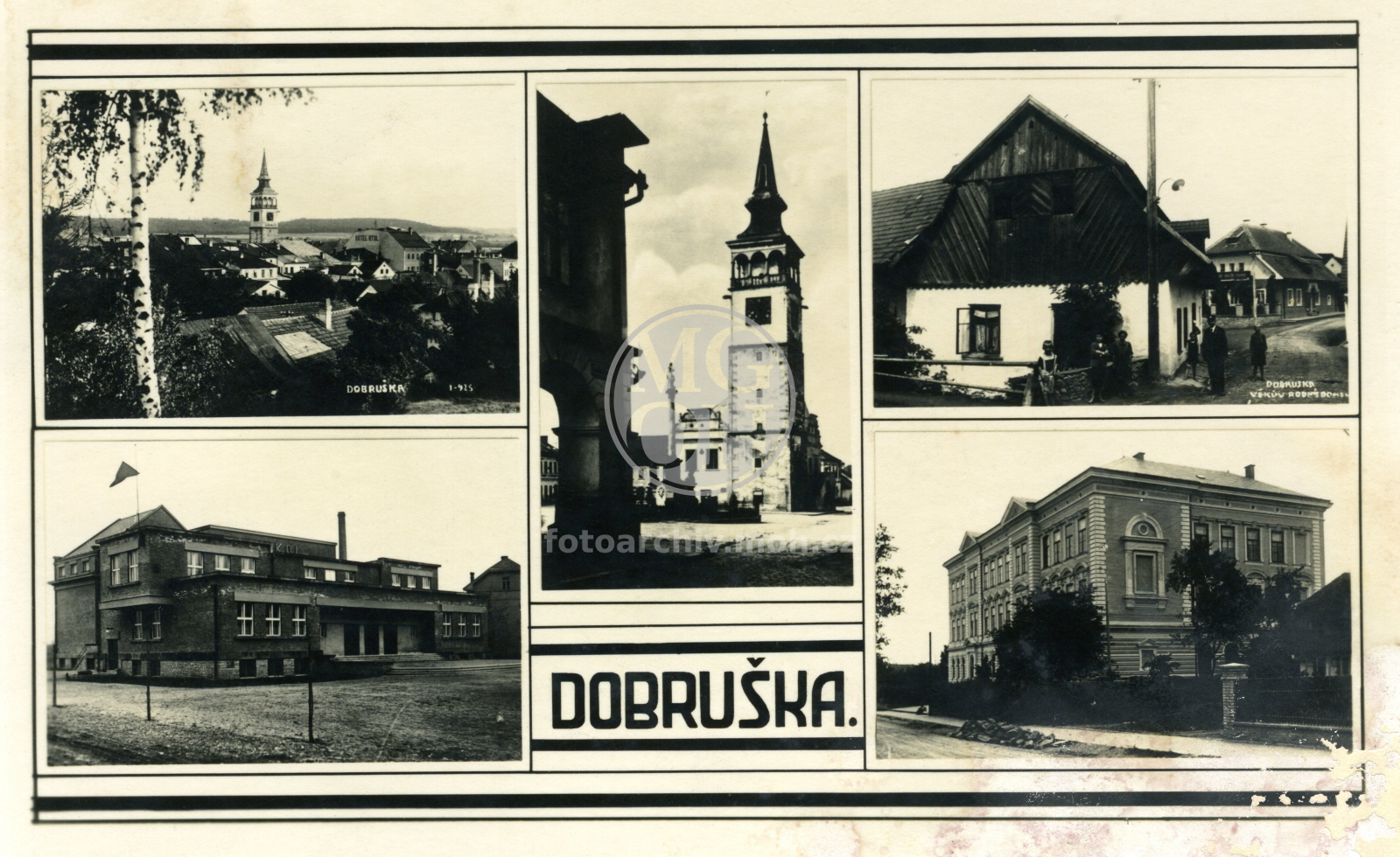 Fotografie - Celkový pohled. Radnice a Mariánský sloup, pohled z Kostelní ulice. Rodný domek F.L.Heka. Sokolovna. Škola.