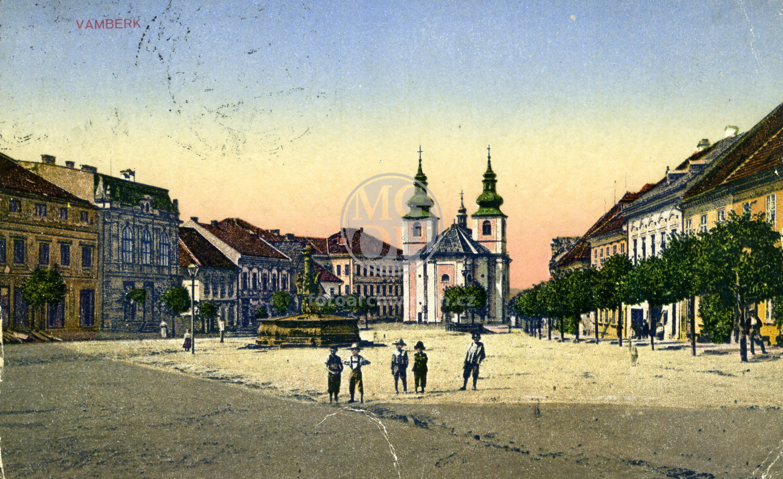 Fotografie - Náměstí. Pohled směrem od východní části náměstí ke kostelu