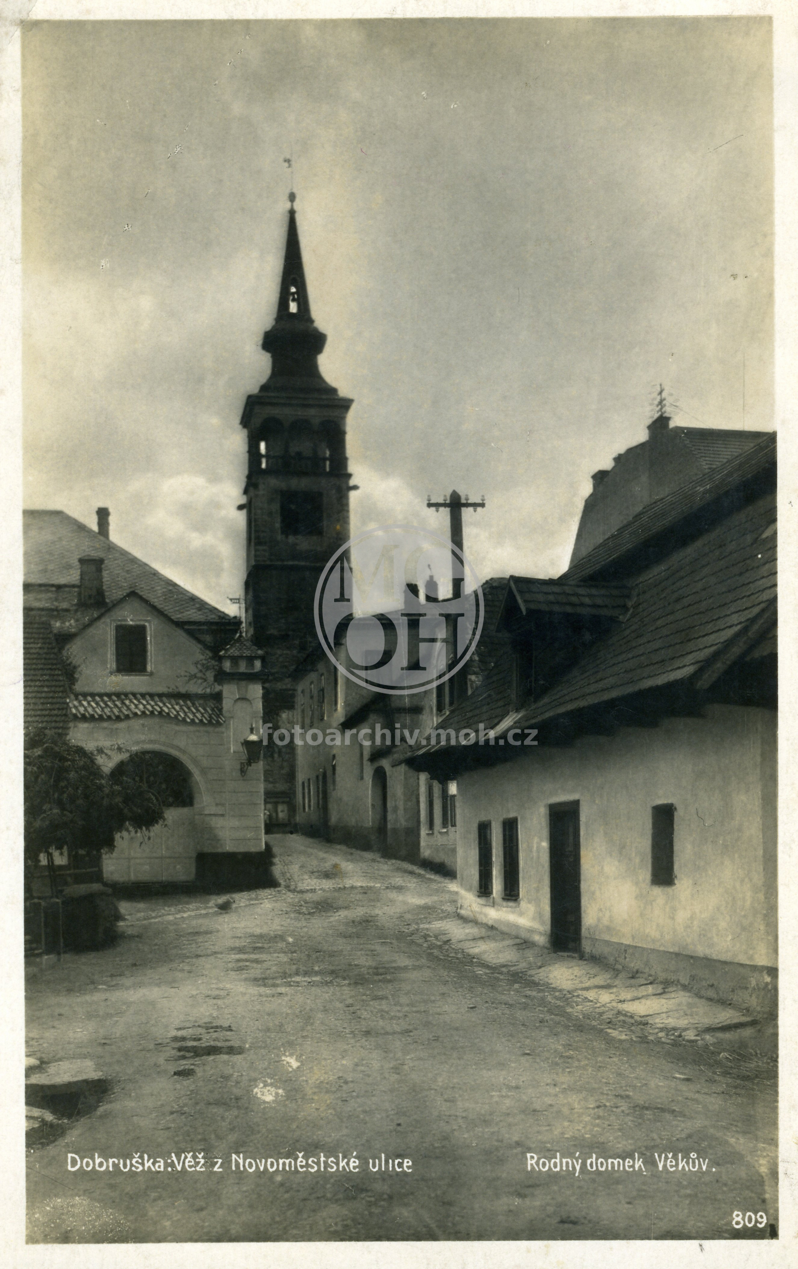 Fotografie - Pohled z Novoměstské ulice (vpředu věž radnice, vpravo rodný domek F.V. Heka)