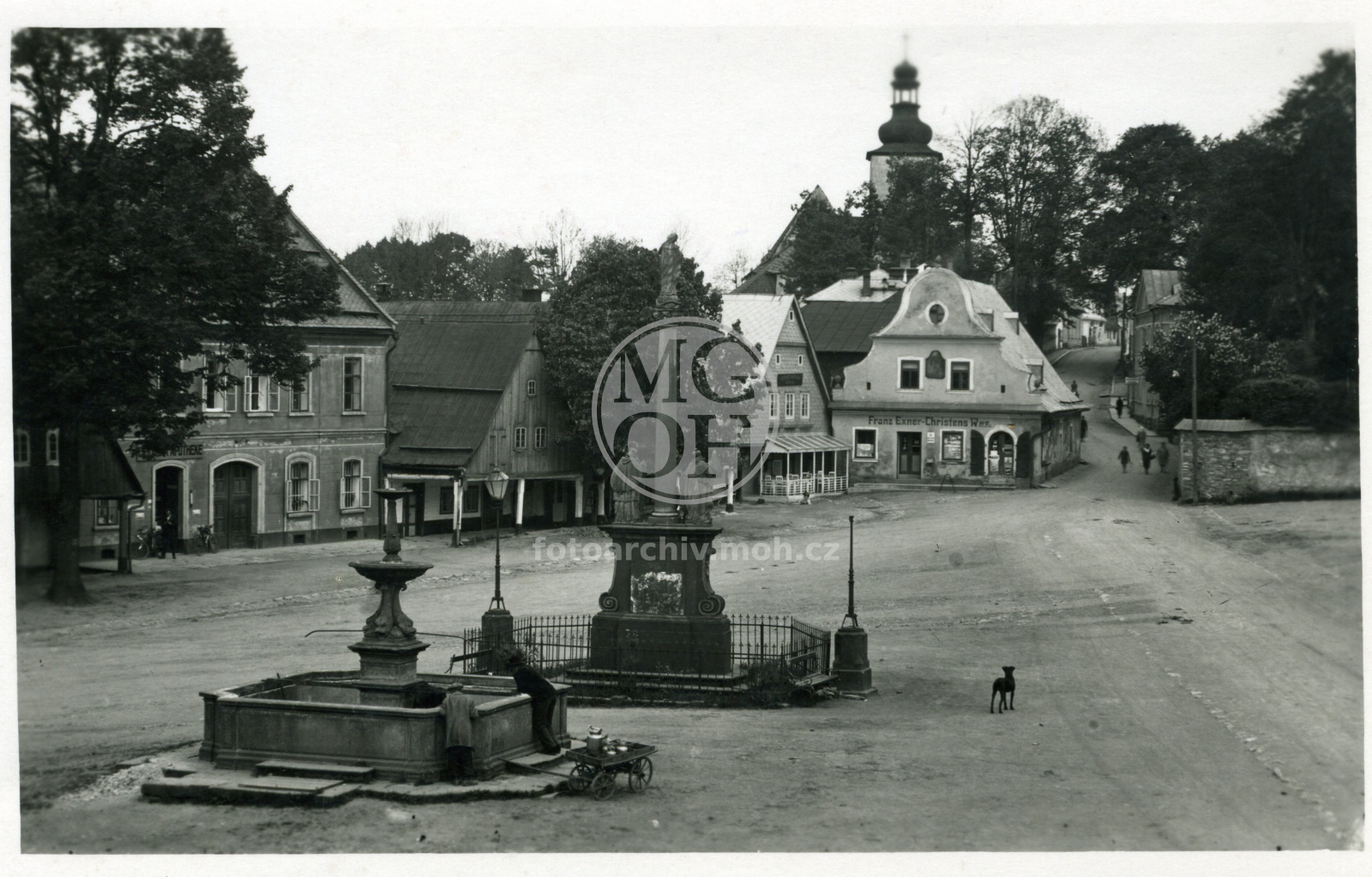 Fotografie - Západní část náměstí