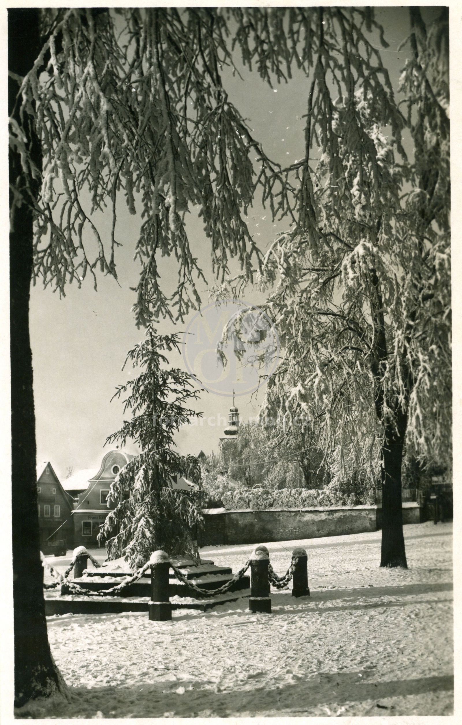 Fotografie - Zimní pohled - část náměstí před zámkem