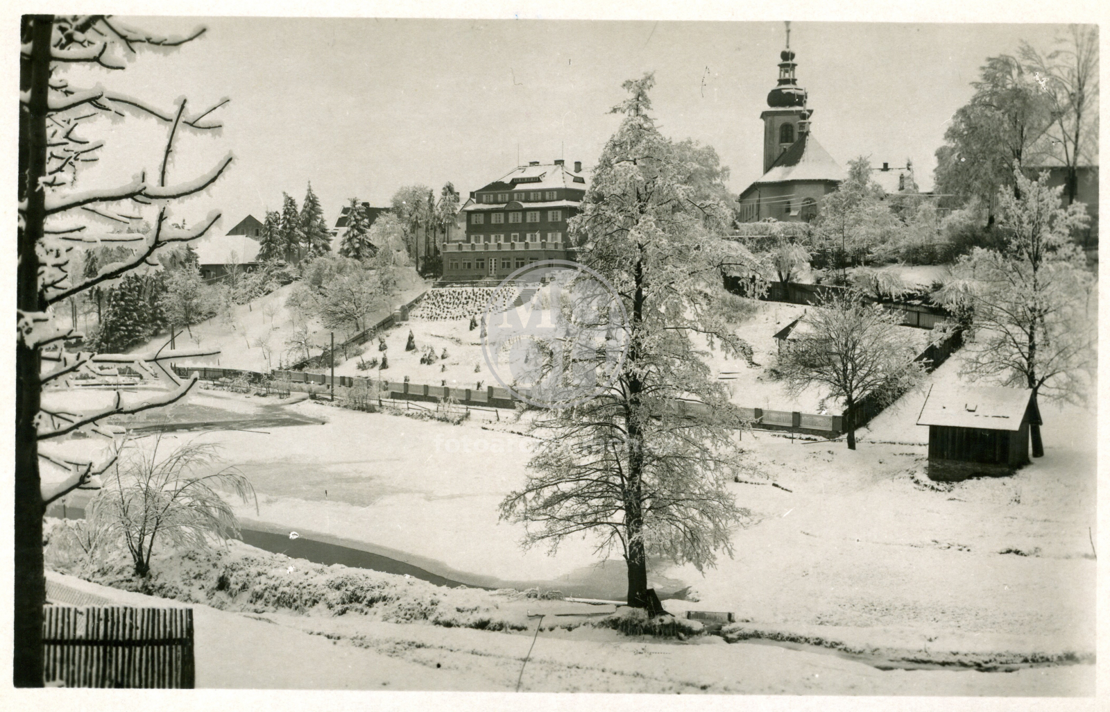 Fotografie - Pohled na zimní Rokytnici - zadní část farního kostela Všech Svatých