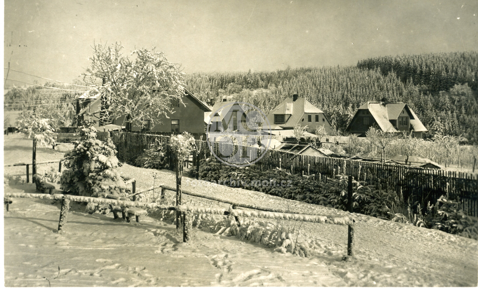 Fotografie - Zimní pohled (několik domů)