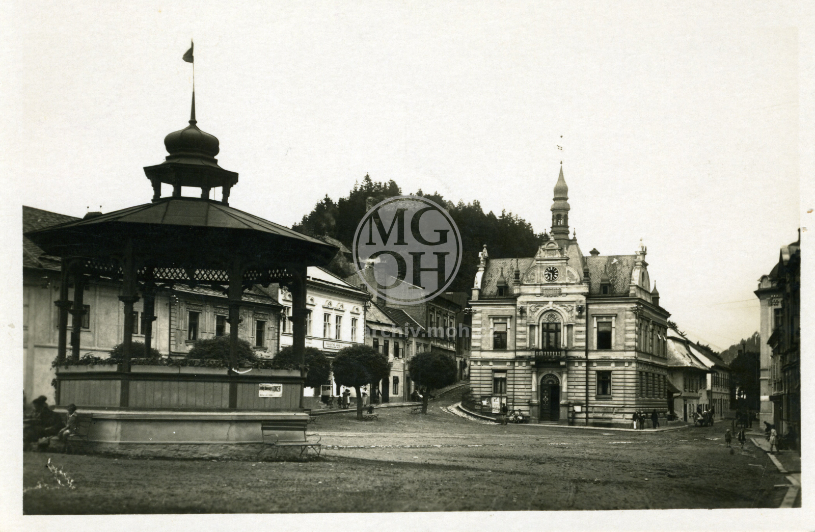 Fotografie - Pohled na část náměstí s radnicí