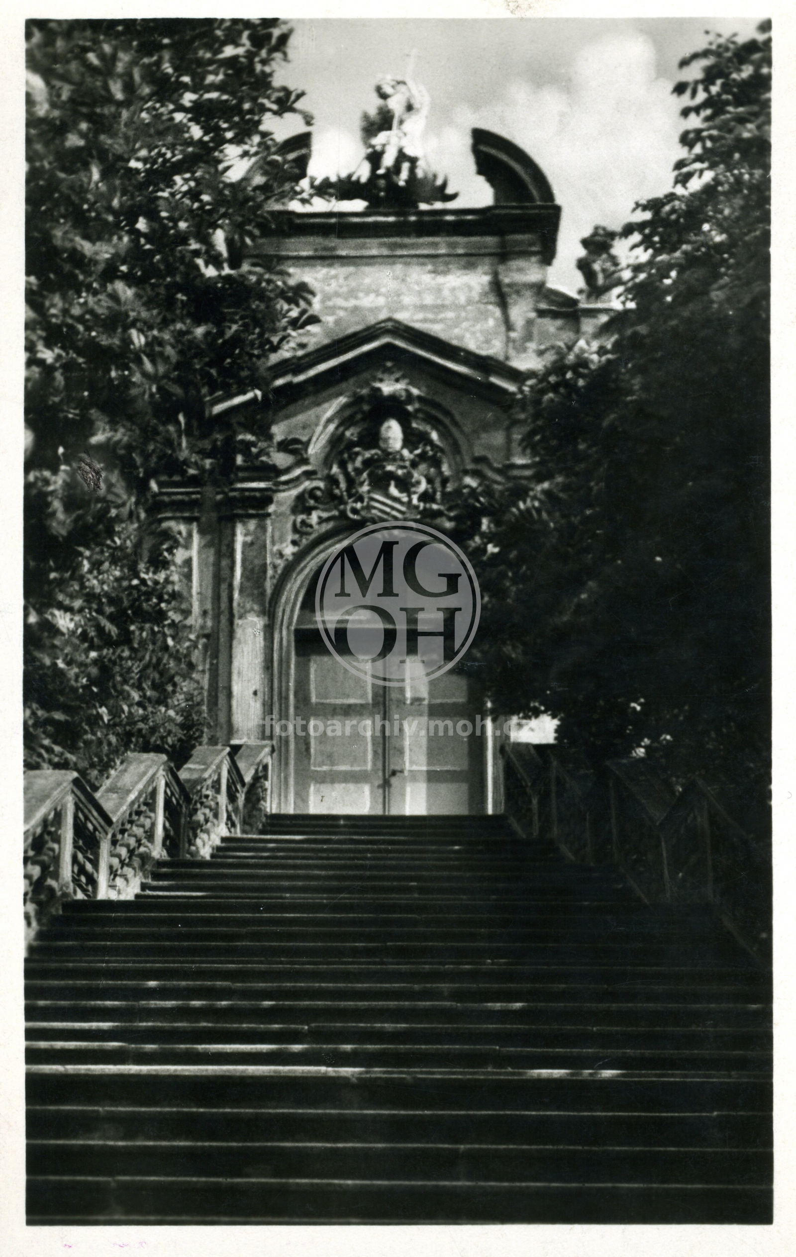 Fotografie - Portál vchodu do kláštera na Hoře Matky Boží