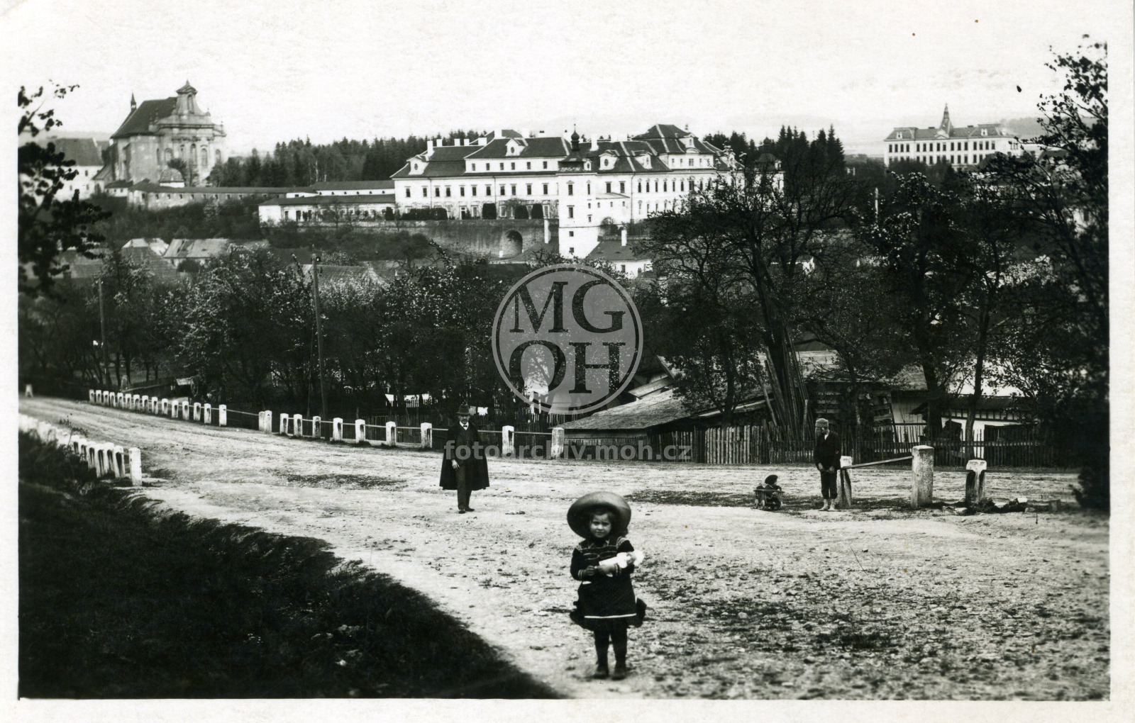 Fotografie - Pohled na zámek od židovského hřbitova