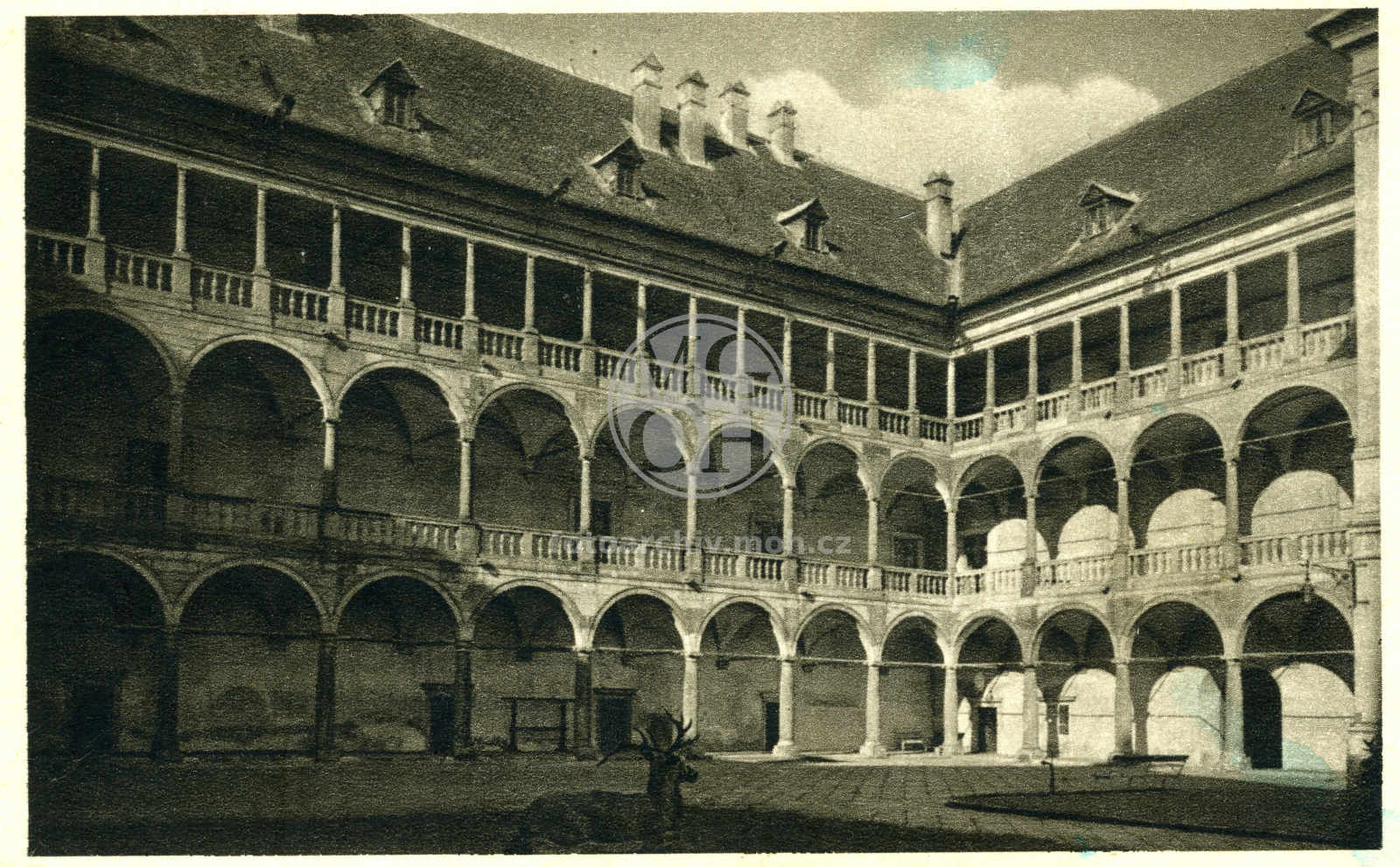 Fotografie - Nádvoří zámku