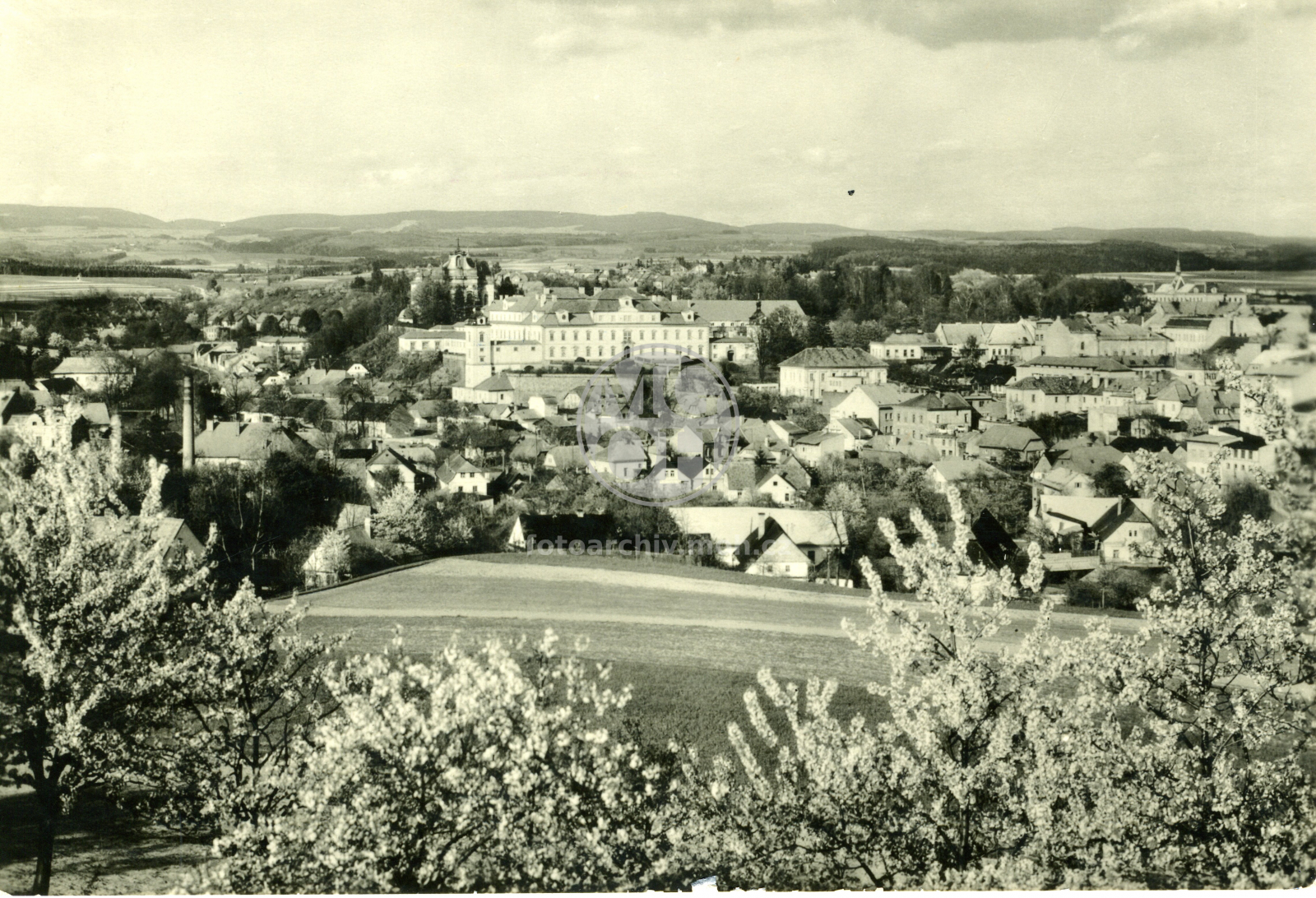 Fotografie - Pohled na město se zámkem z Haldova kopce
