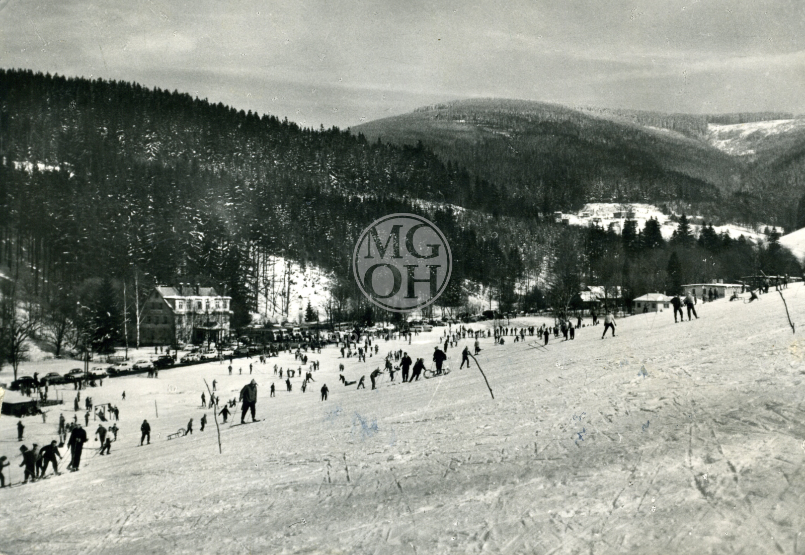 Fotografie - Lyžařský svah proti hotelu Praha (zemní pohled)