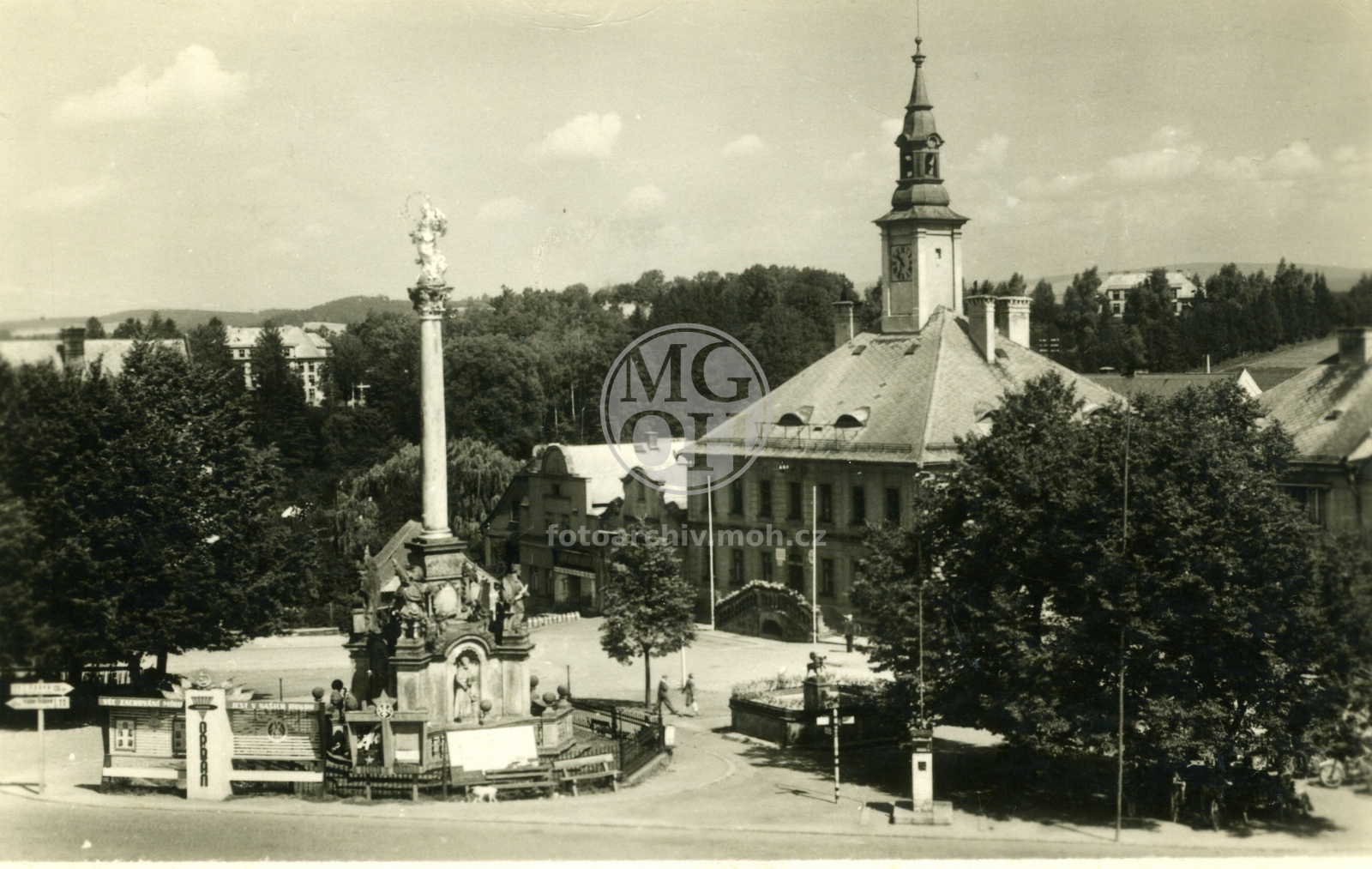 Fotografie - Severovýchodní část náměstí Míru [Masarykovo náměstí] (Mariánské sousoší, kašna se sochou Nymfy a Kentaura, radnice)
